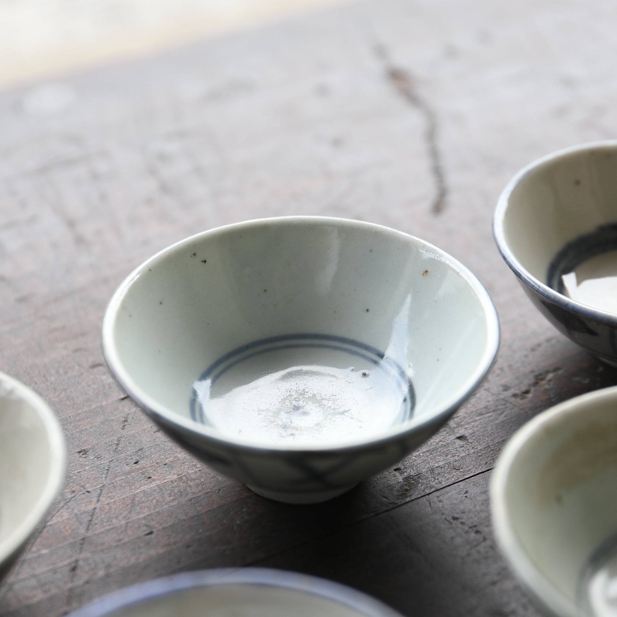 SENCHA-TEESCHALE, Unterglasurblaue mit Grasmuster, 5er-set, Qing-Dynastie(1616–1911 n. Chr.)