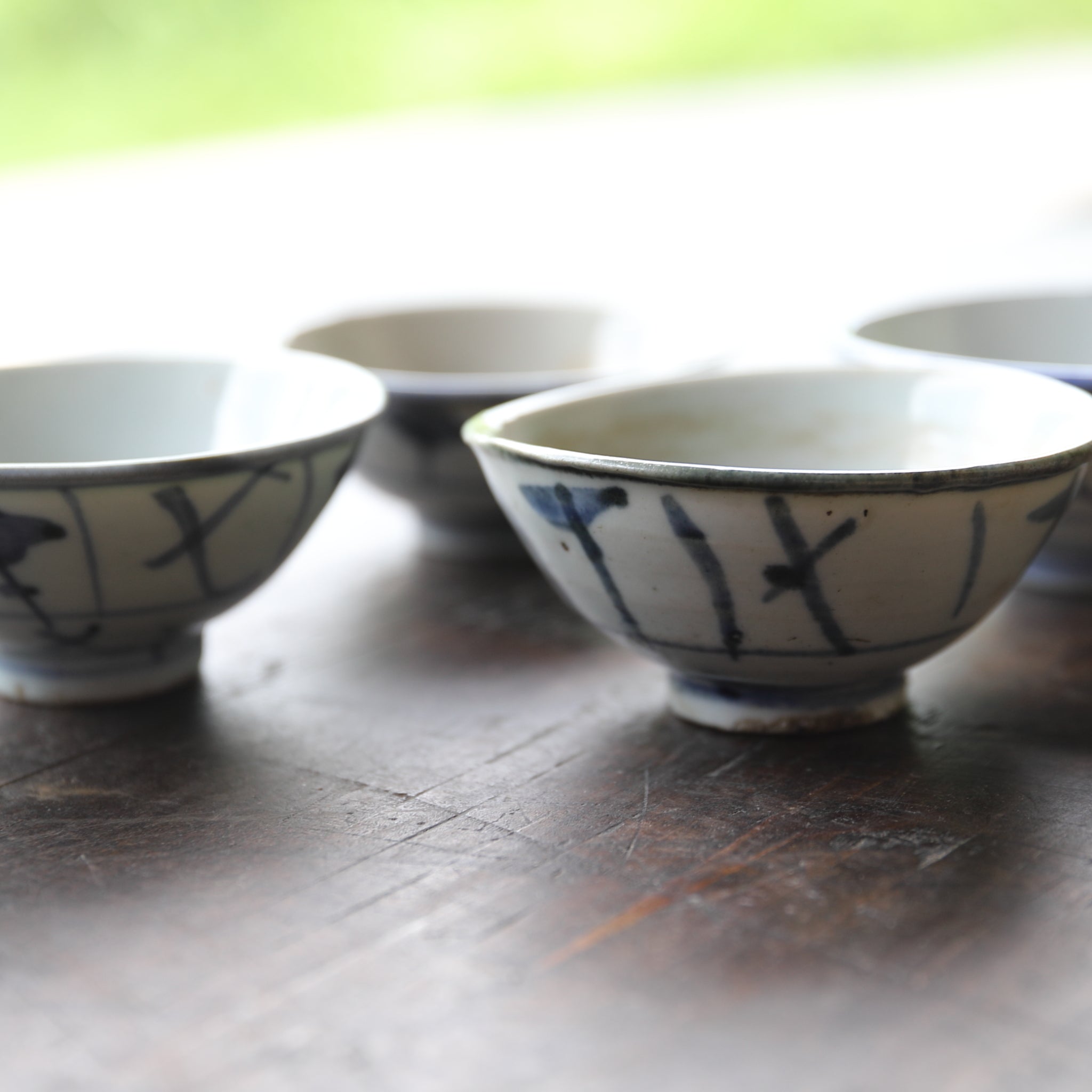 SENCHA-TEESCHALE, Unterglasurblaue mit Grasmuster, 5er-set, Qing-Dynastie(1616–1911 n. Chr.)