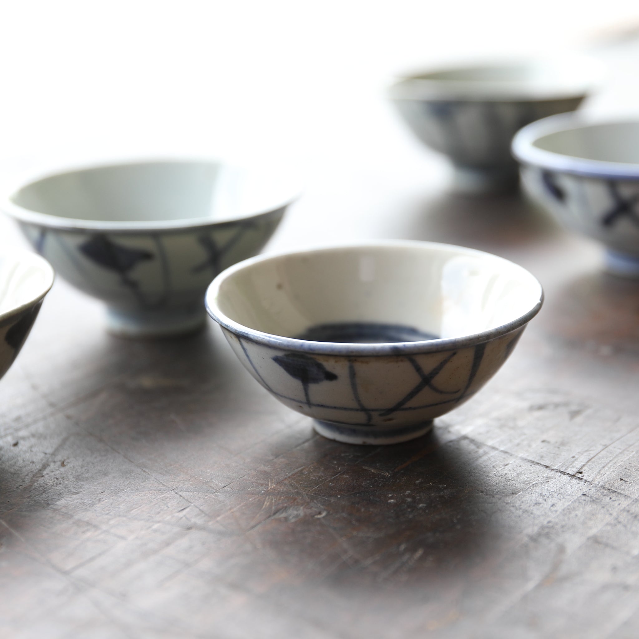 SENCHA-TEESCHALE, Unterglasurblaue mit Grasmuster, 5er-set, Qing-Dynastie(1616–1911 n. Chr.)