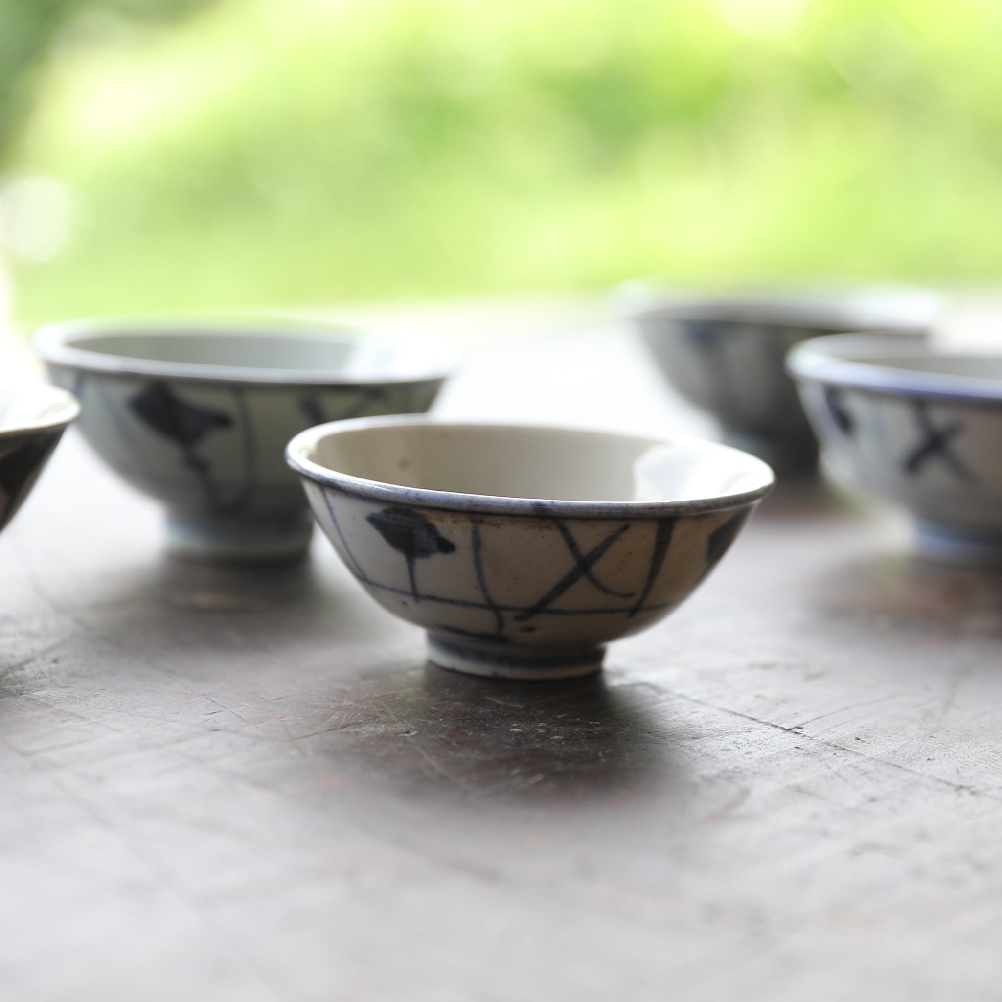 SENCHA-TEESCHALE, Unterglasurblaue mit Grasmuster, 5er-set, Qing-Dynastie(1616–1911 n. Chr.)
