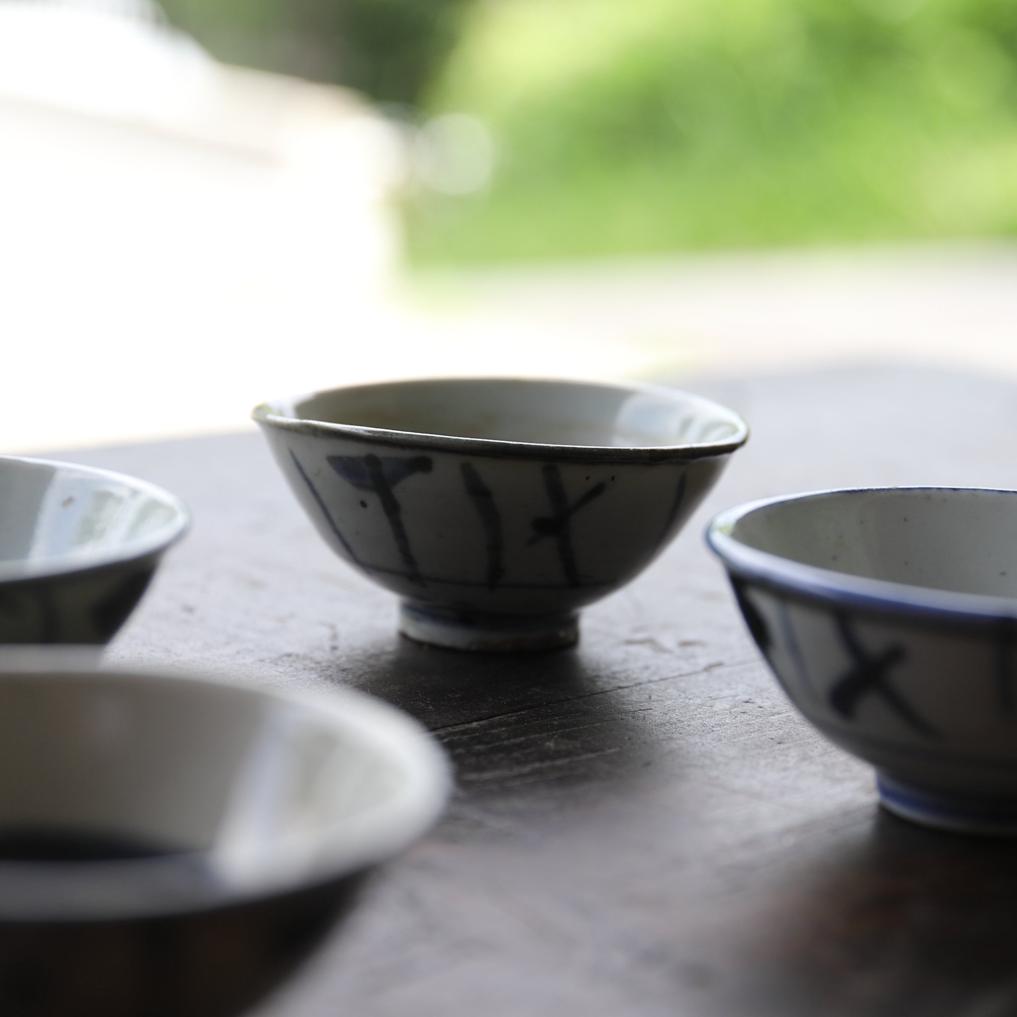 SENCHA-TEESCHALE, Unterglasurblaue mit Grasmuster, 5er-set, Qing-Dynastie(1616–1911 n. Chr.)