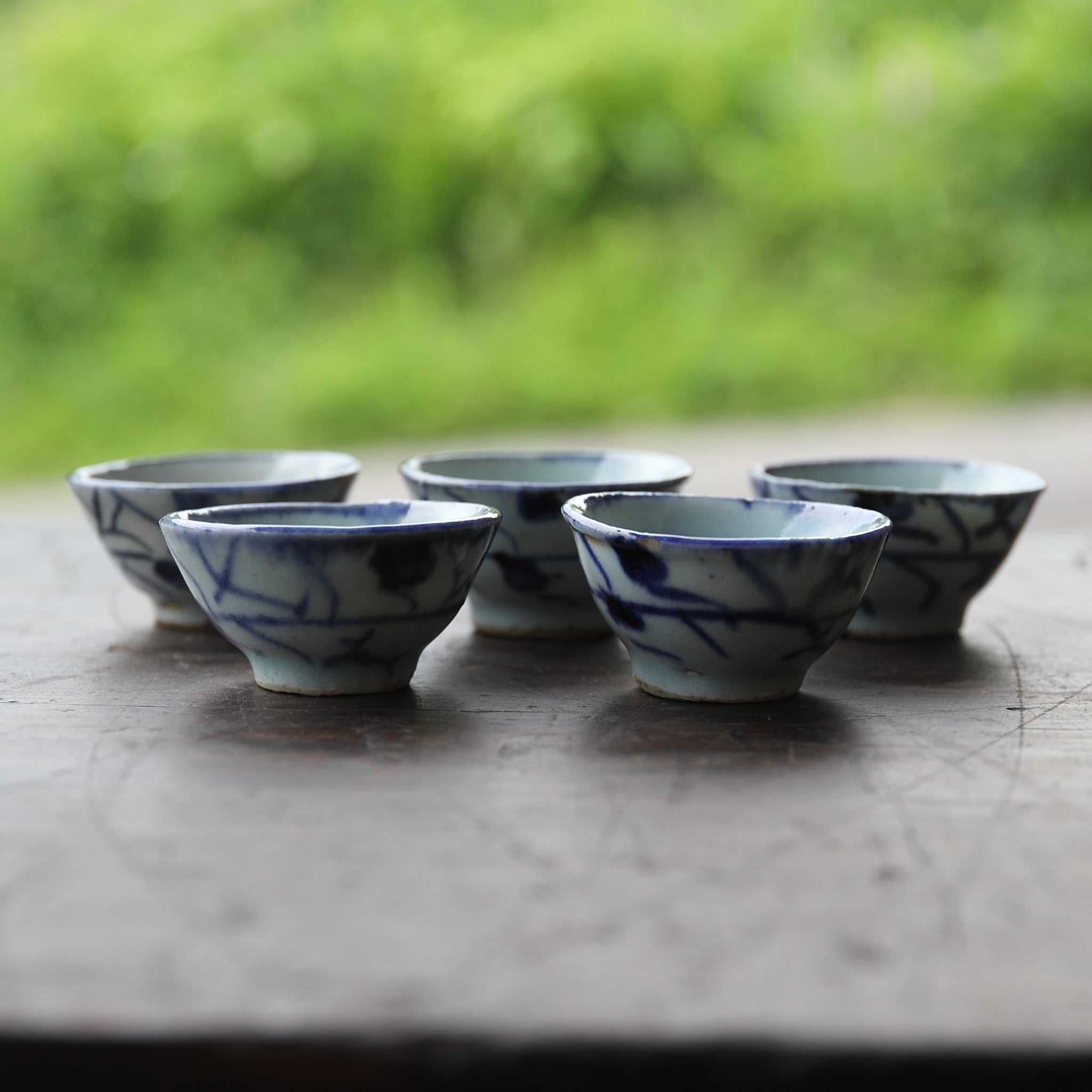 SENCHA-TEESCHALE, Unterglasurblaue mit Grasmuster, 5er-set, Qing-Dynastie(1616–1911 n. Chr.)