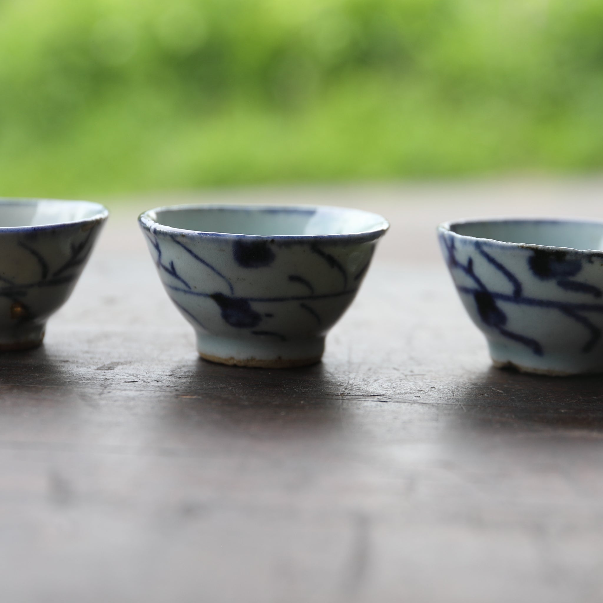 SENCHA-TEESCHALE, Unterglasurblaue mit Grasmuster, 5er-set, Qing-Dynastie(1616–1911 n. Chr.)