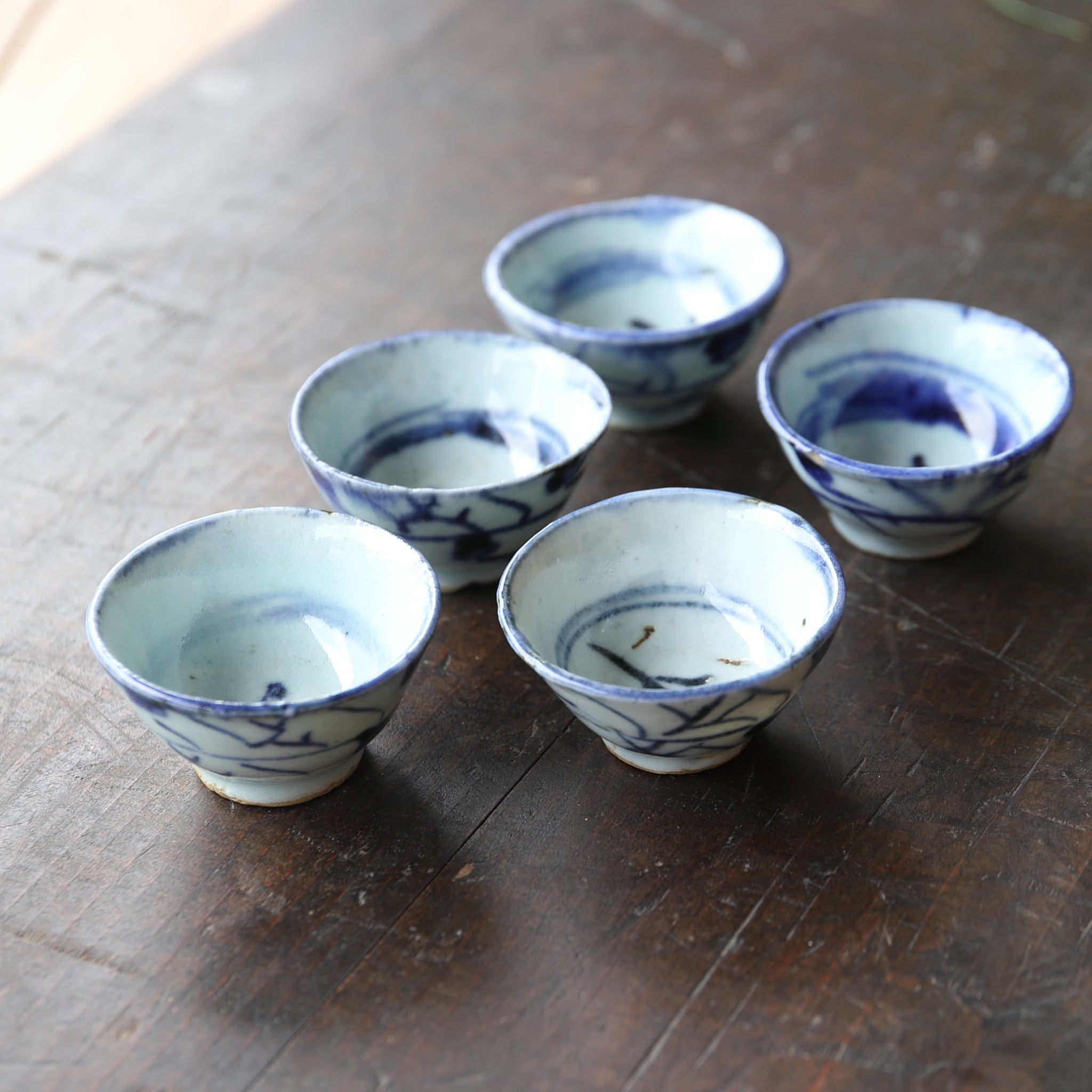 SENCHA-TEESCHALE, Unterglasurblaue mit Grasmuster, 5er-set, Qing-Dynastie(1616–1911 n. Chr.)