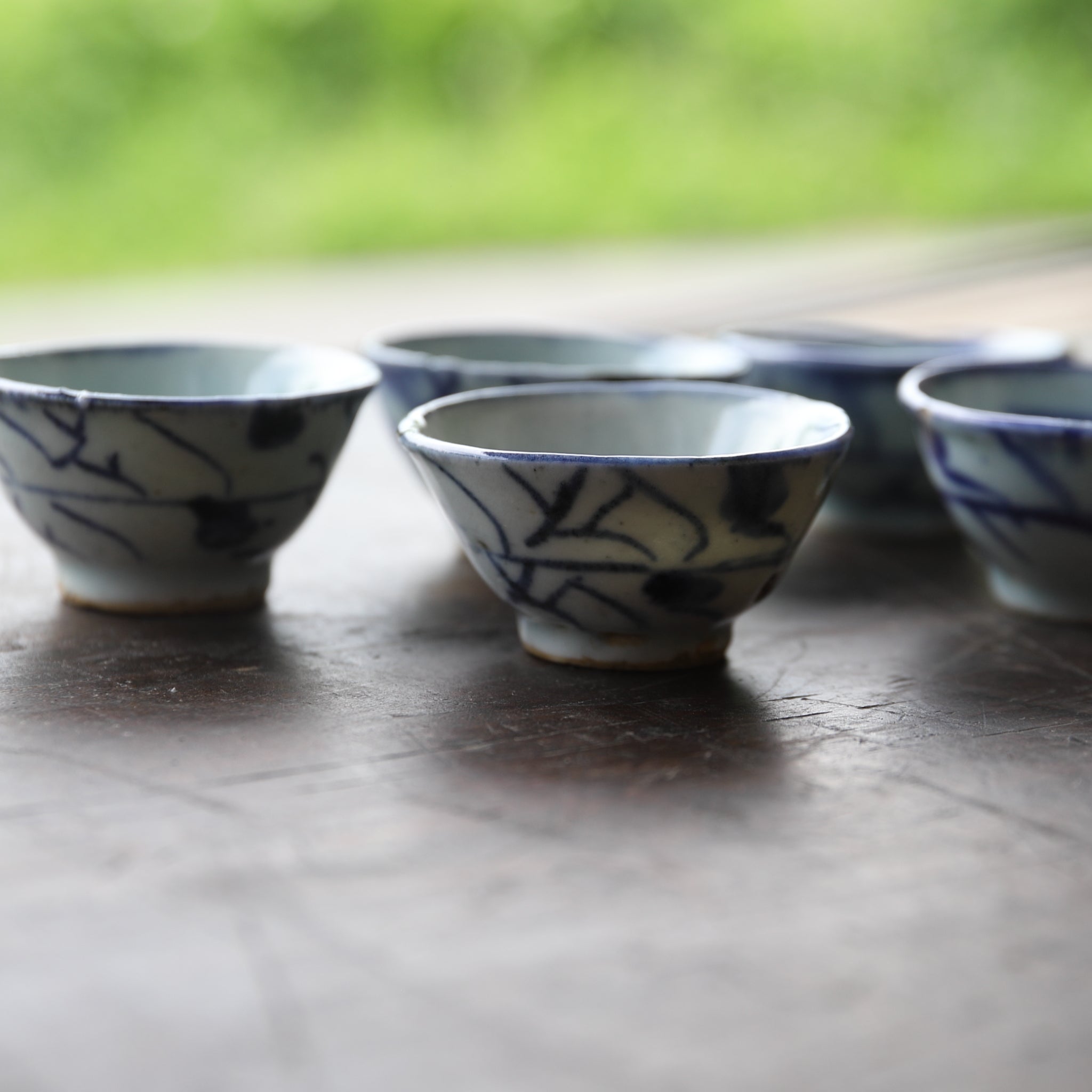 SENCHA-TEESCHALE, Unterglasurblaue mit Grasmuster, 5er-set, Qing-Dynastie(1616–1911 n. Chr.)