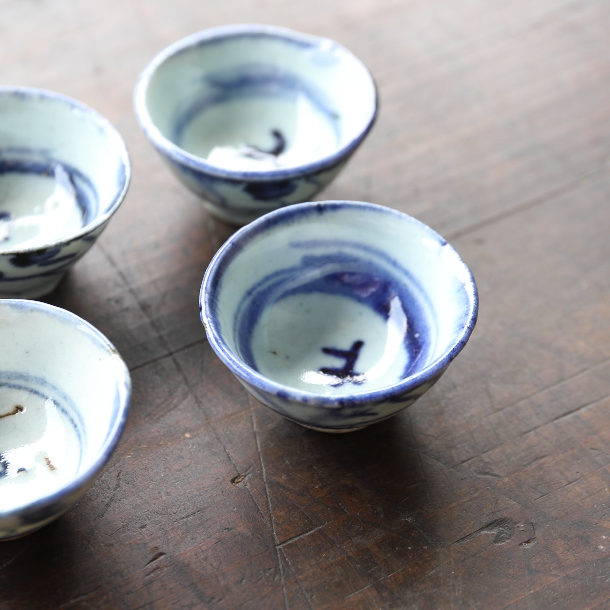 SENCHA-TEESCHALE, Unterglasurblaue mit Grasmuster, 5er-set, Qing-Dynastie(1616–1911 n. Chr.)