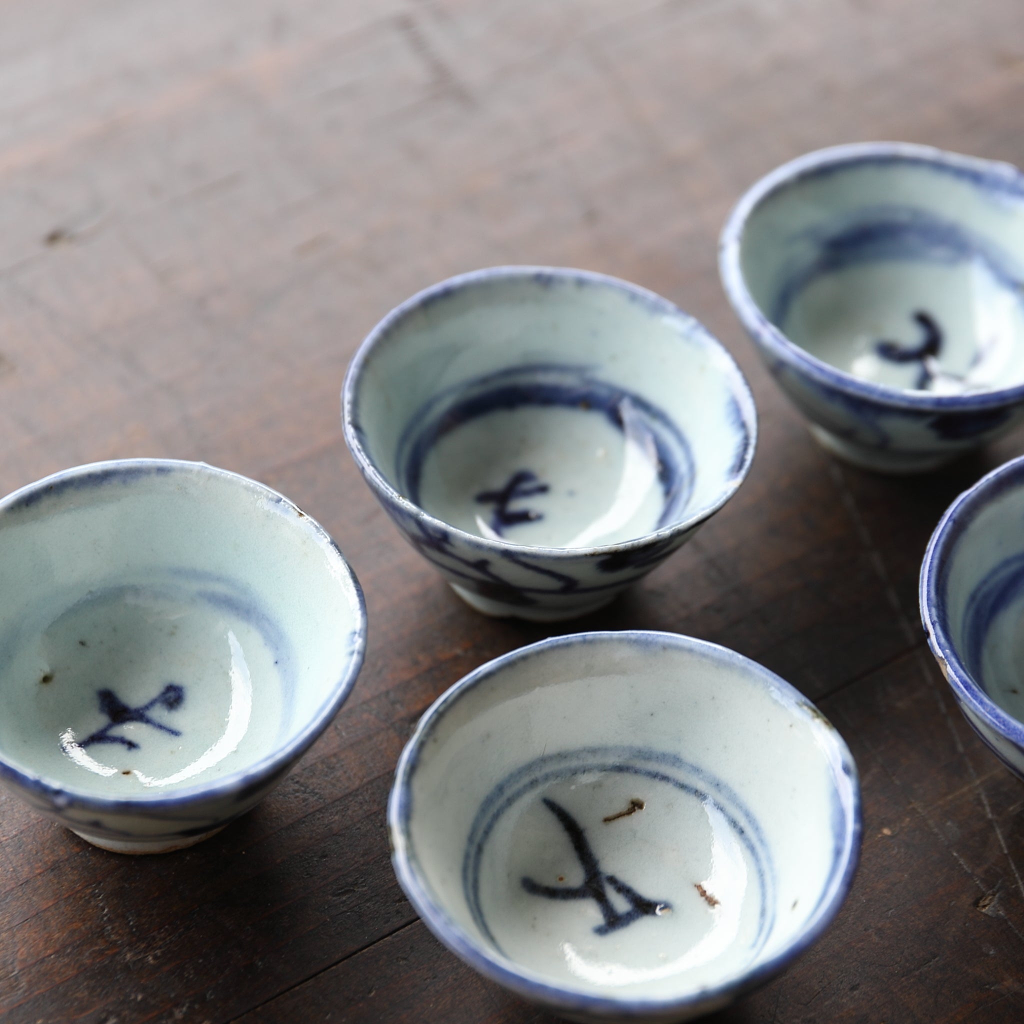 SENCHA-TEESCHALE, Unterglasurblaue mit Grasmuster, 5er-set, Qing-Dynastie(1616–1911 n. Chr.)