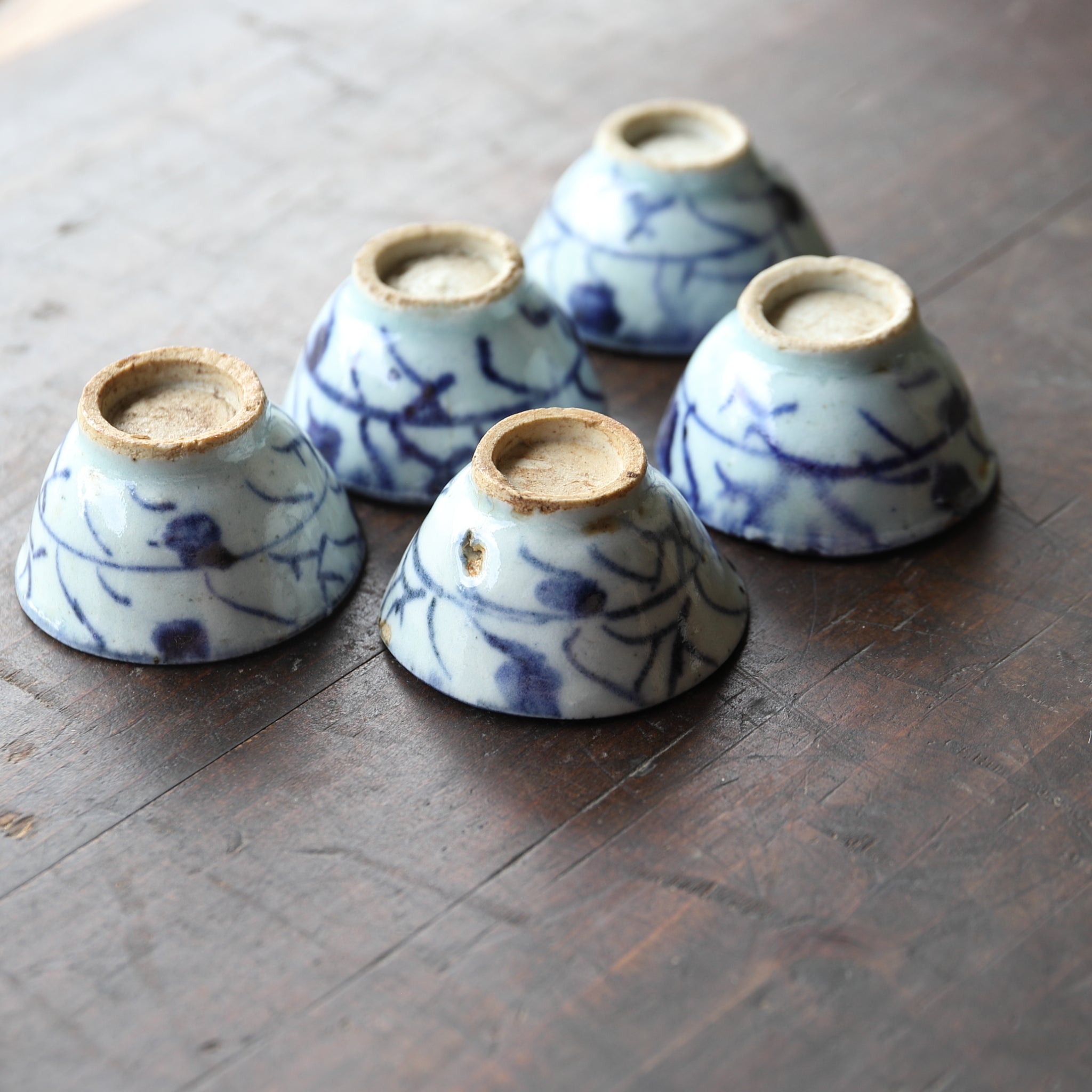 SENCHA-TEESCHALE, Unterglasurblaue mit Grasmuster, 5er-set, Qing-Dynastie(1616–1911 n. Chr.)