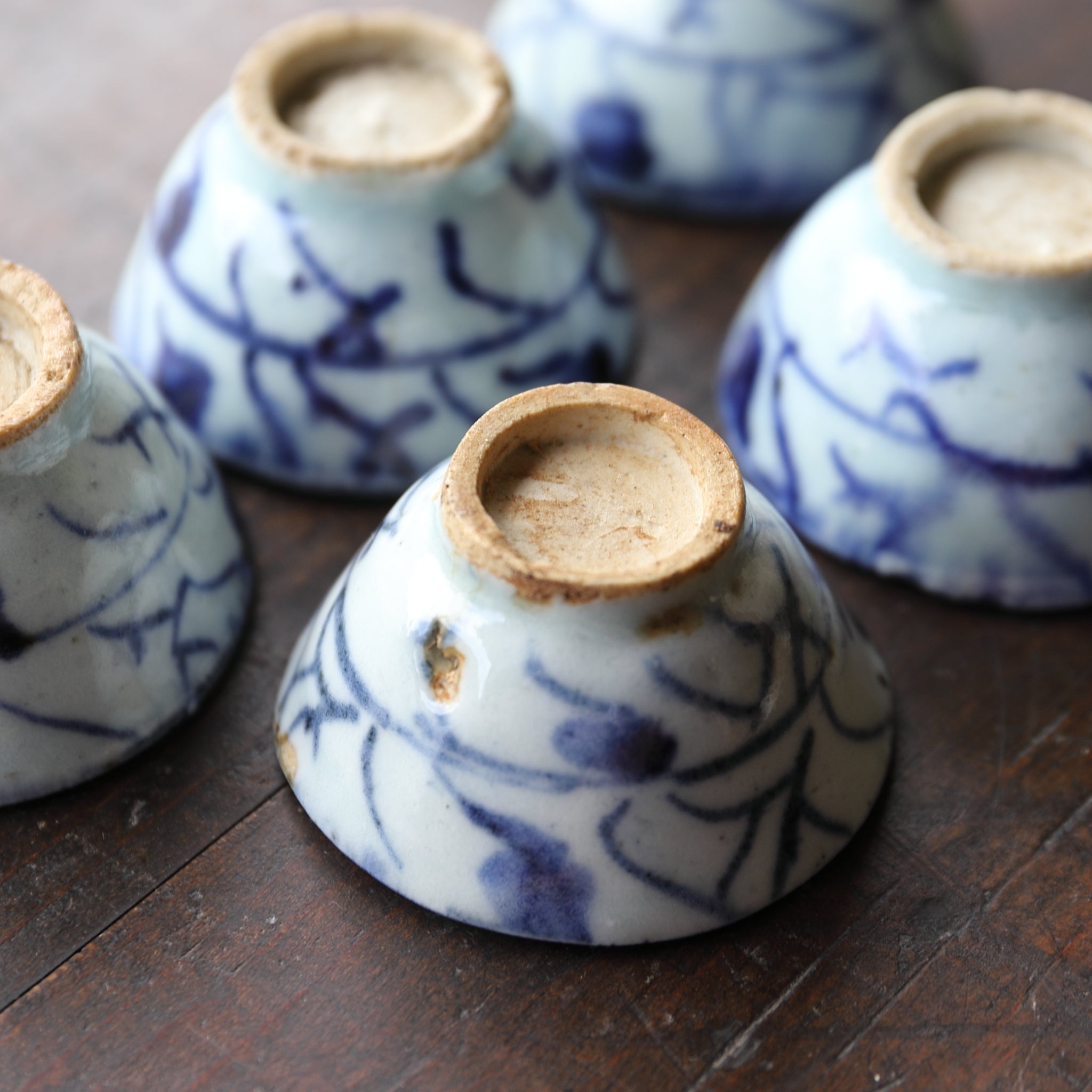 SENCHA-TEESCHALE, Unterglasurblaue mit Grasmuster, 5er-set, Qing-Dynastie(1616–1911 n. Chr.)
