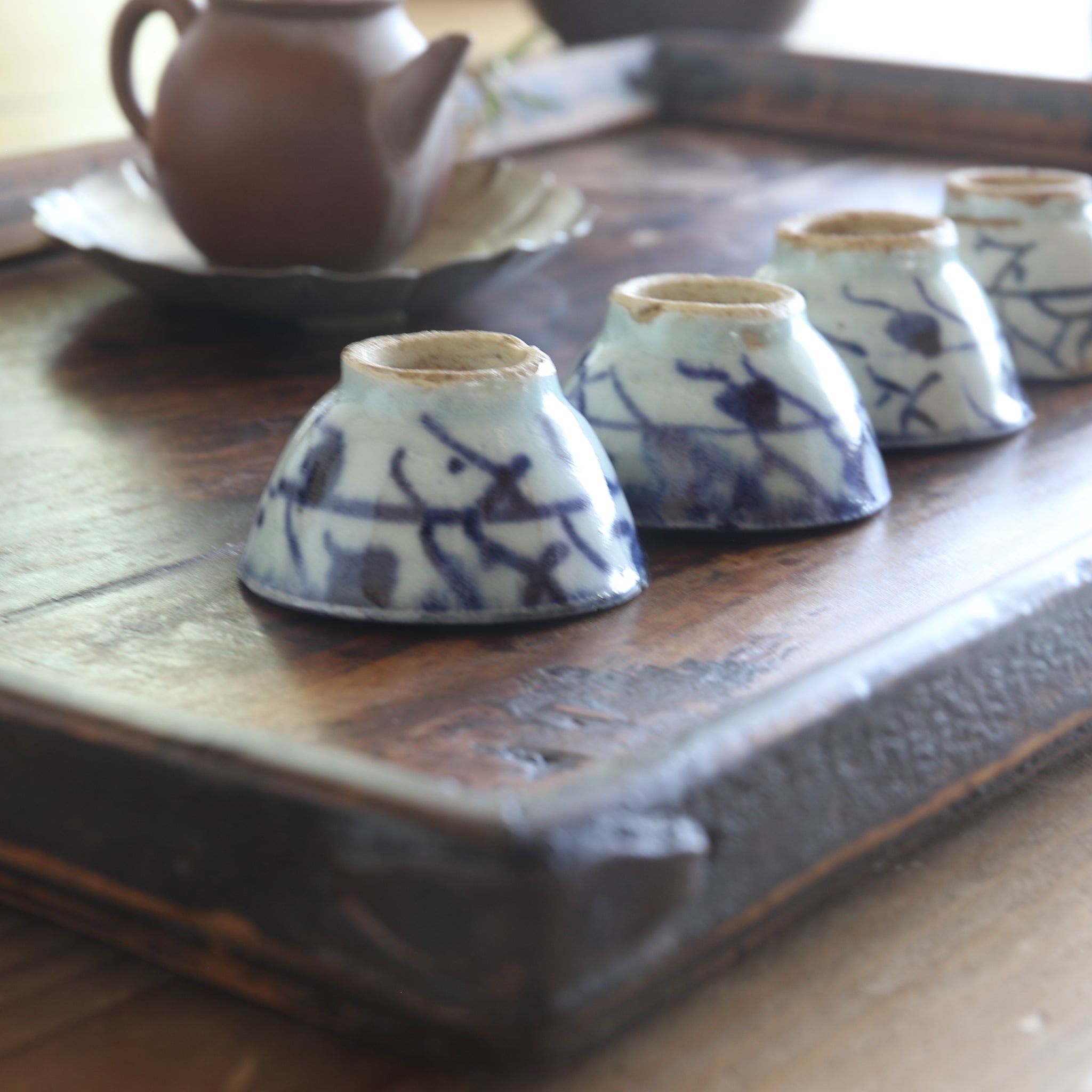 SENCHA-TEESCHALE, Unterglasurblaue mit Grasmuster, 5er-set, Qing-Dynastie(1616–1911 n. Chr.)