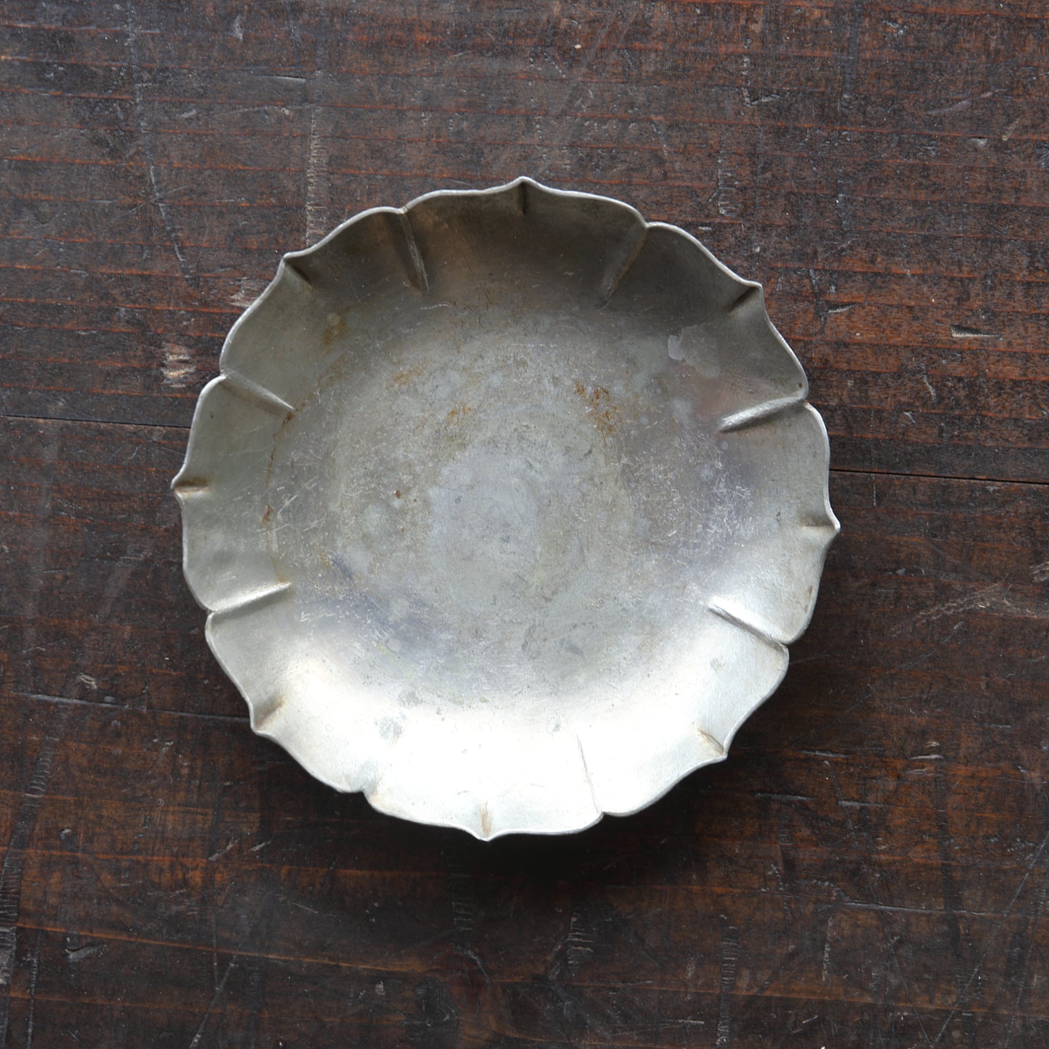 SOPORTE PARA TETERA DE FLOR LOBULADA DE ESTAÑO VIEJO, Dinastía Qing(1616–1911 d. C.)