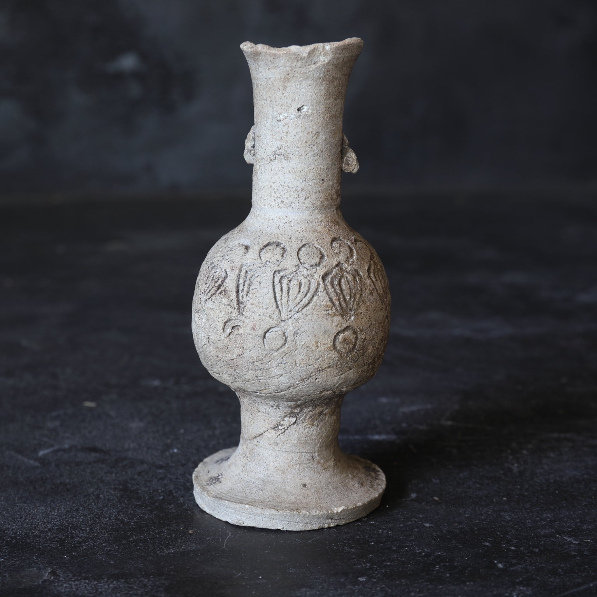 JARRÓN PARA ALTAR BUDISTA, Ko-Seto, con diseño floral estampado, Período Kamakura(1185–1333 d. C.)