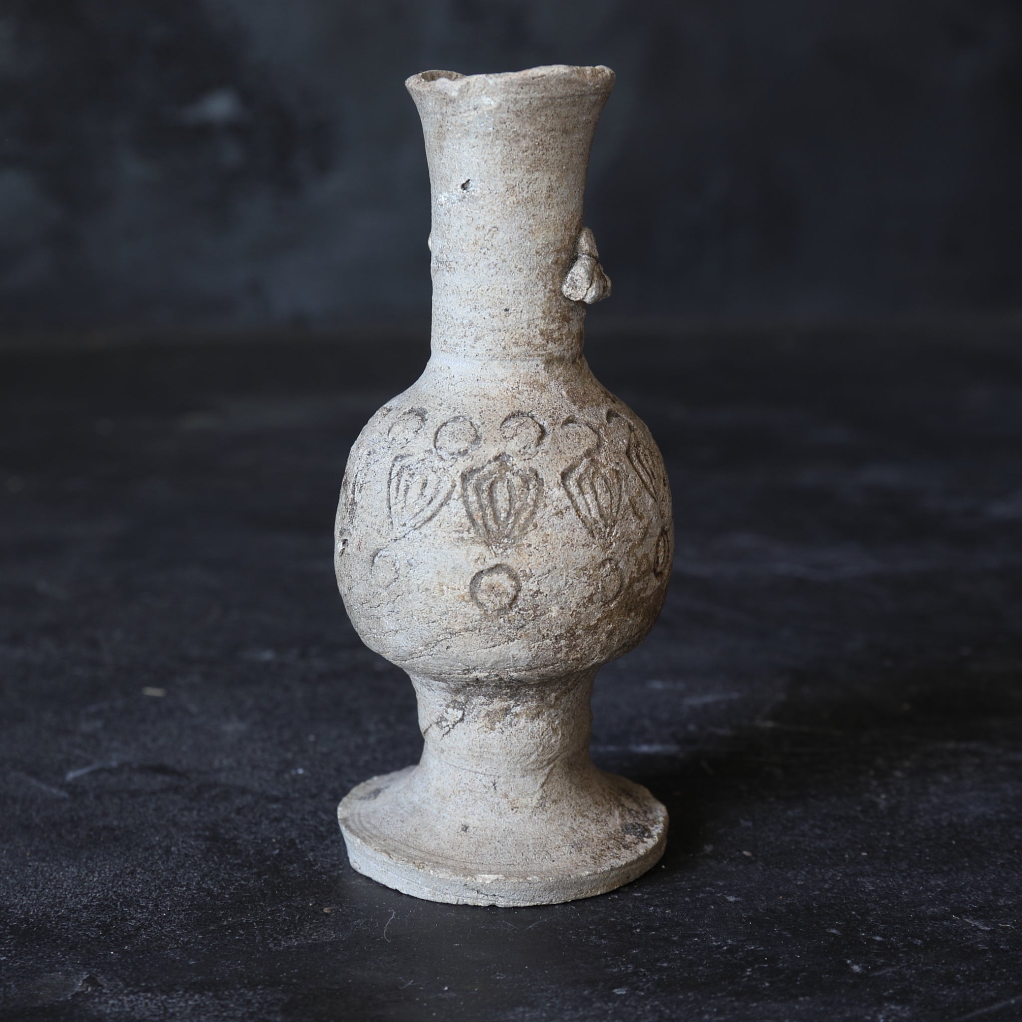 JARRÓN PARA ALTAR BUDISTA, Ko-Seto, con diseño floral estampado, Período Kamakura(1185–1333 d. C.)