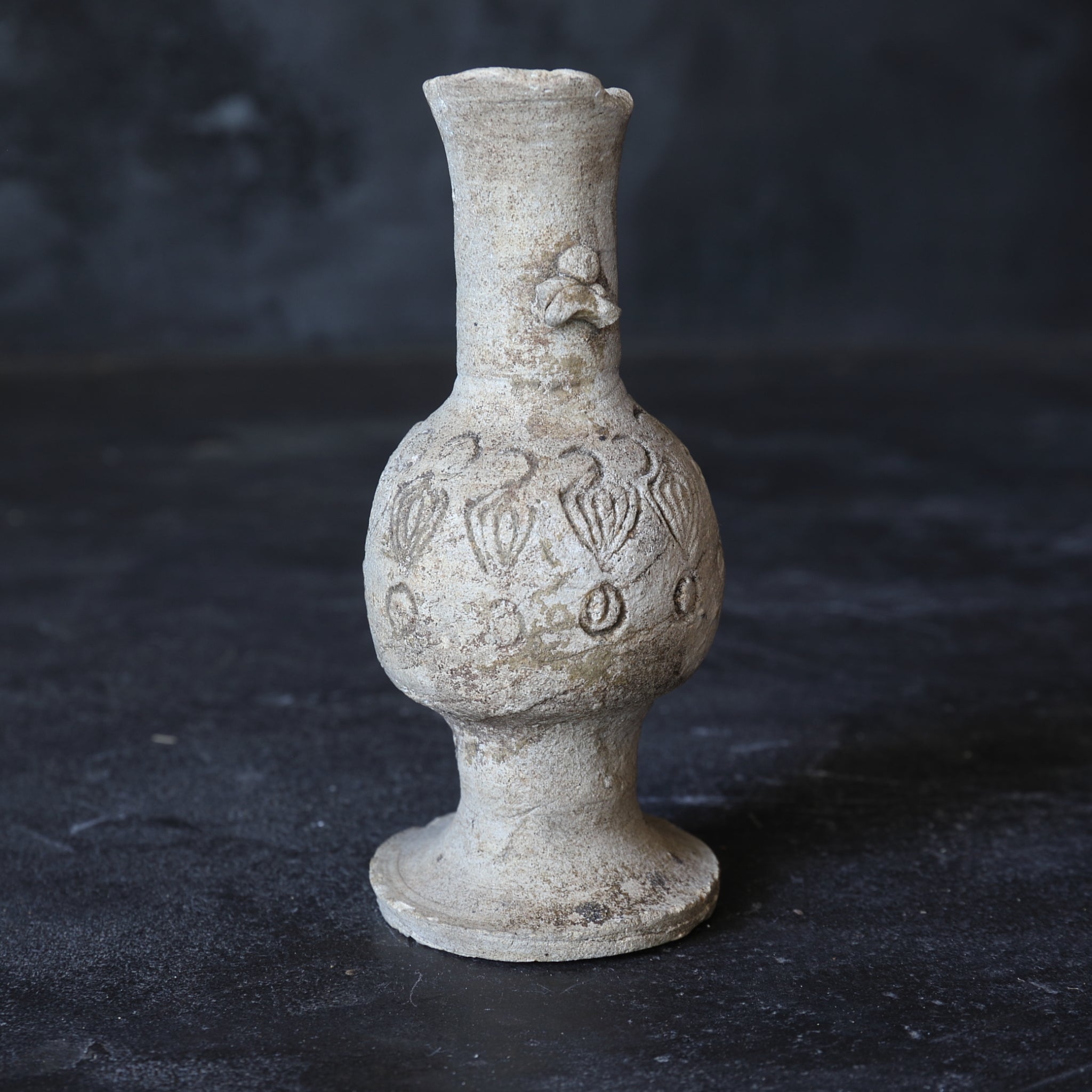 JARRÓN PARA ALTAR BUDISTA, Ko-Seto, con diseño floral estampado, Período Kamakura(1185–1333 d. C.)