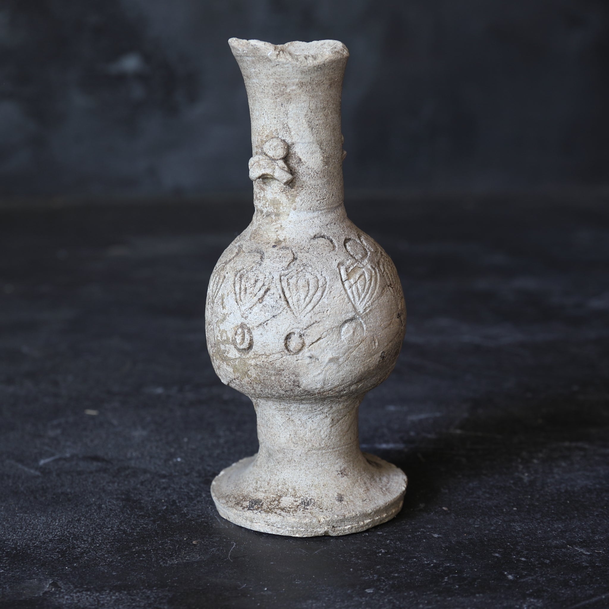 JARRÓN PARA ALTAR BUDISTA, Ko-Seto, con diseño floral estampado, Período Kamakura(1185–1333 d. C.)