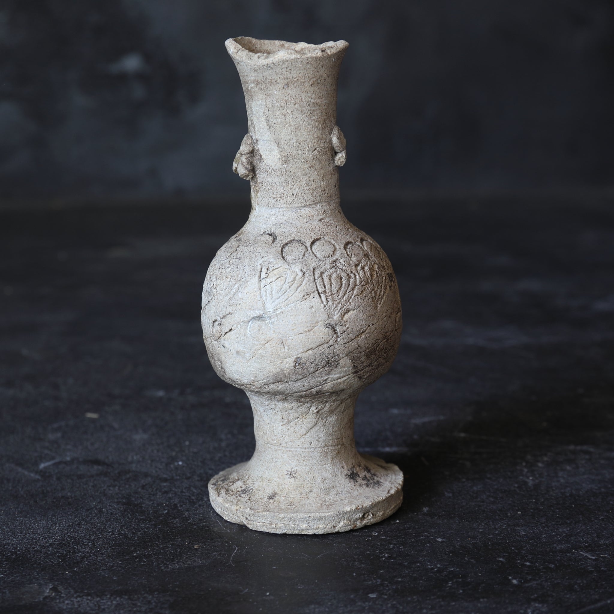 JARRÓN PARA ALTAR BUDISTA, Ko-Seto, con diseño floral estampado, Período Kamakura(1185–1333 d. C.)