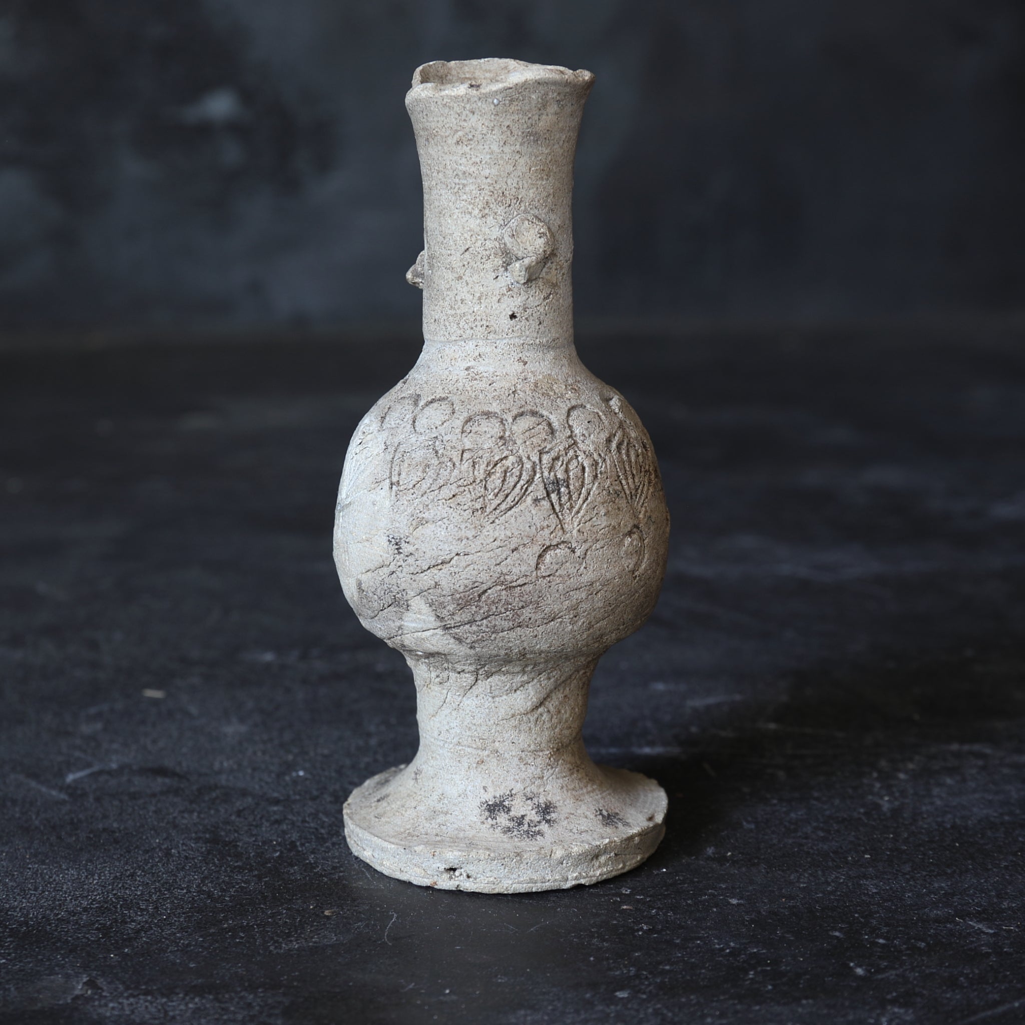 JARRÓN PARA ALTAR BUDISTA, Ko-Seto, con diseño floral estampado, Período Kamakura(1185–1333 d. C.)