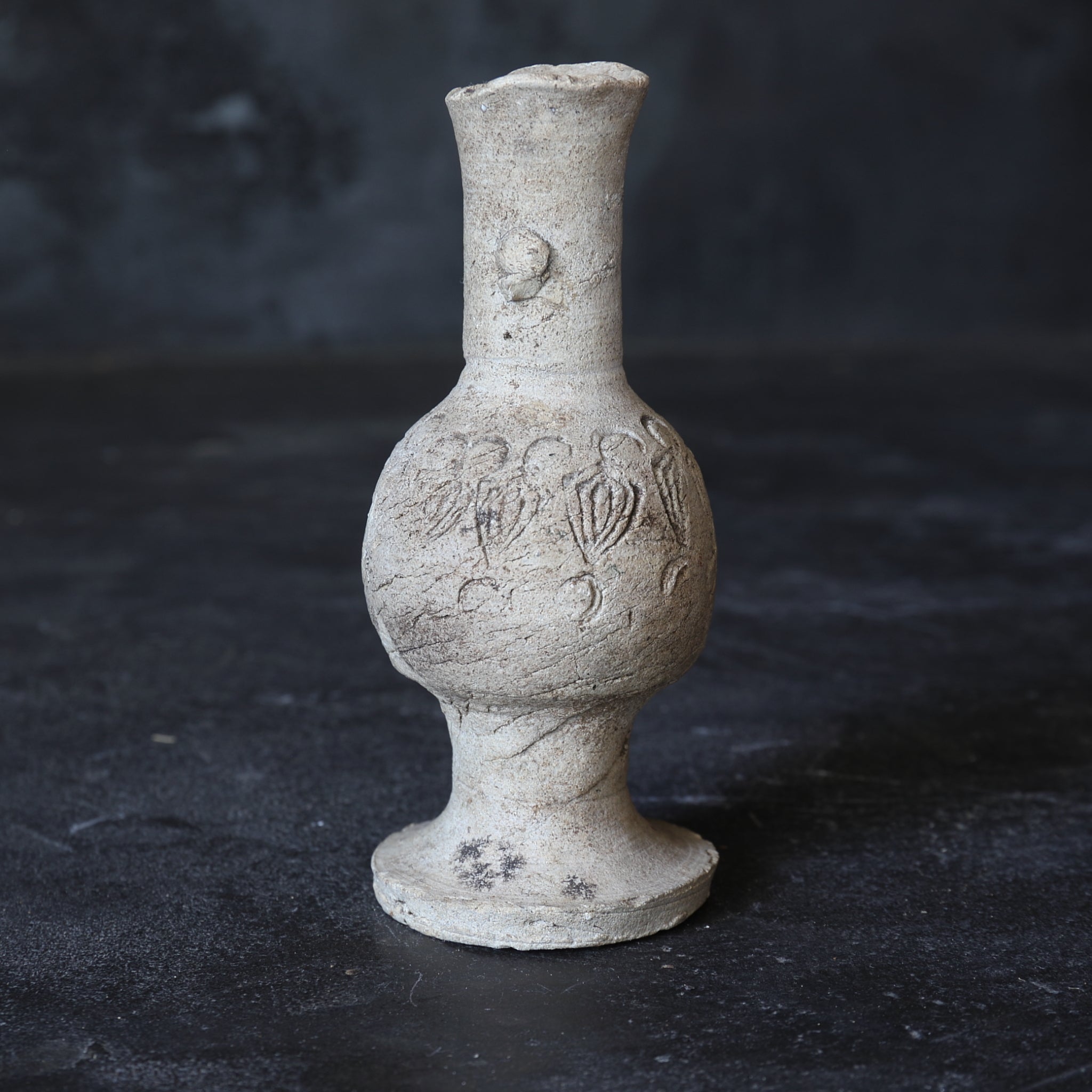 JARRÓN PARA ALTAR BUDISTA, Ko-Seto, con diseño floral estampado, Período Kamakura(1185–1333 d. C.)