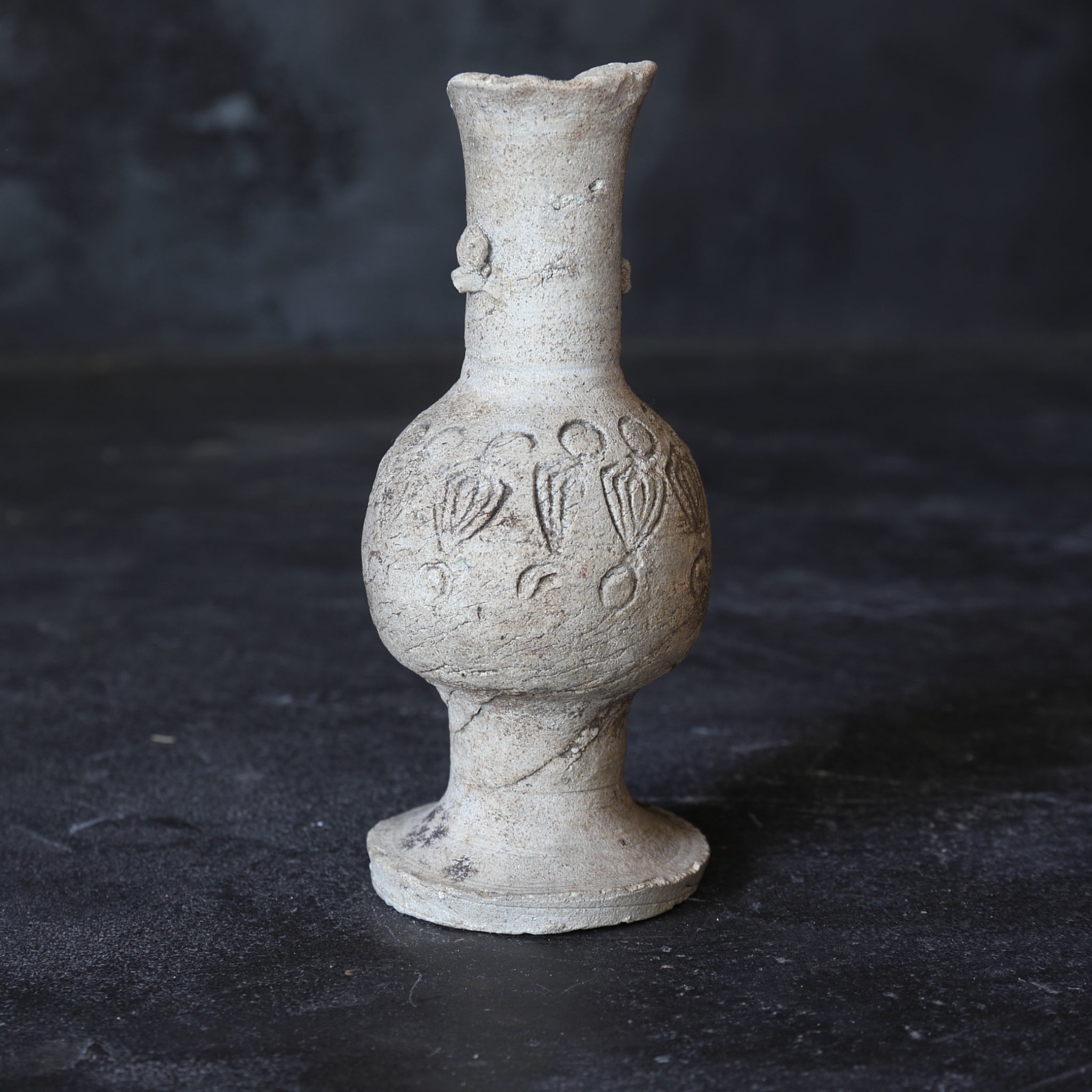 JARRÓN PARA ALTAR BUDISTA, Ko-Seto, con diseño floral estampado, Período Kamakura(1185–1333 d. C.)