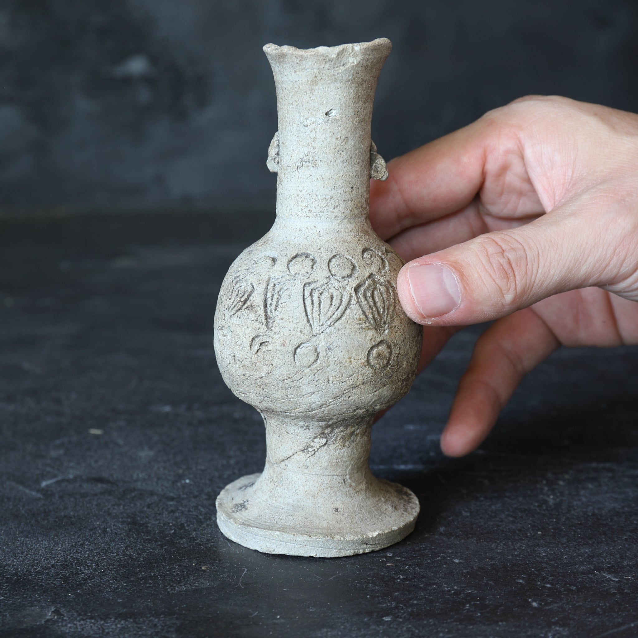 JARRÓN PARA ALTAR BUDISTA, Ko-Seto, con diseño floral estampado, Período Kamakura(1185–1333 d. C.)