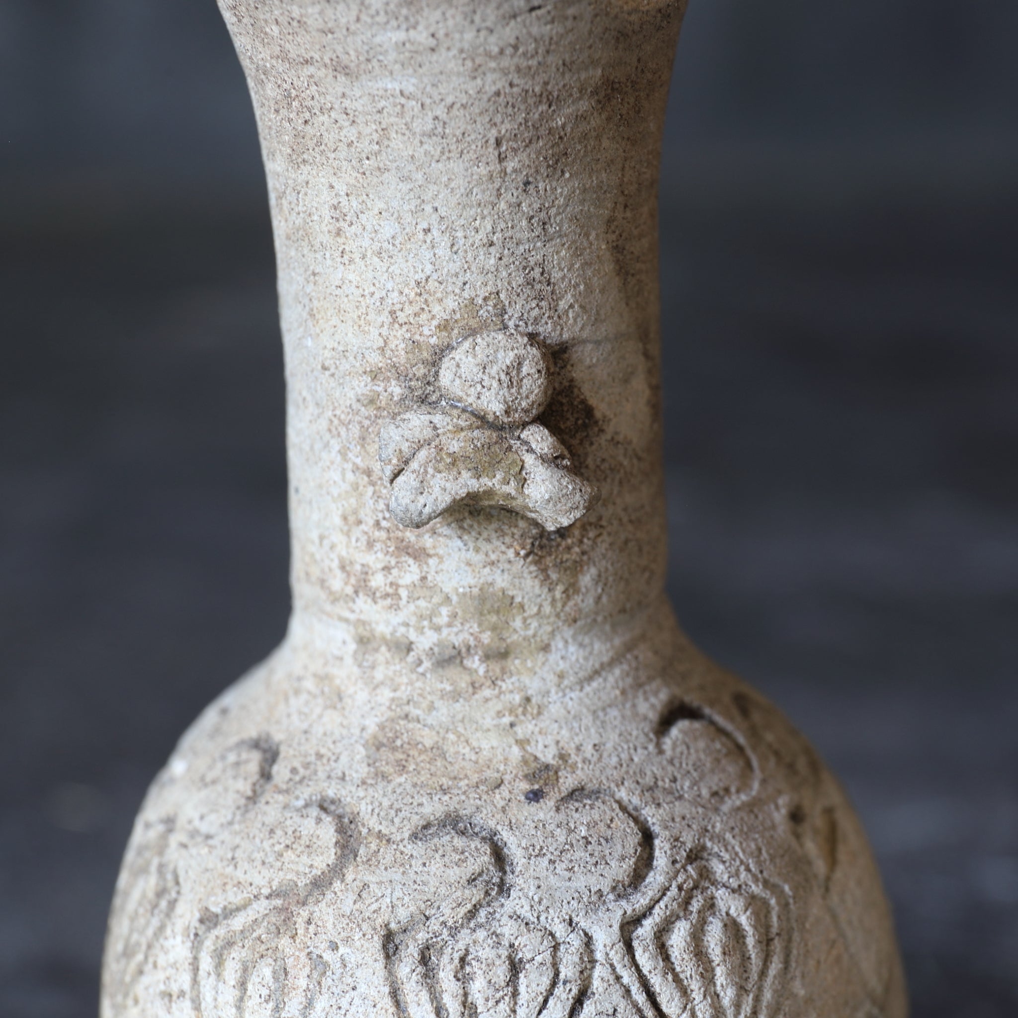 JARRÓN PARA ALTAR BUDISTA, Ko-Seto, con diseño floral estampado, Período Kamakura(1185–1333 d. C.)