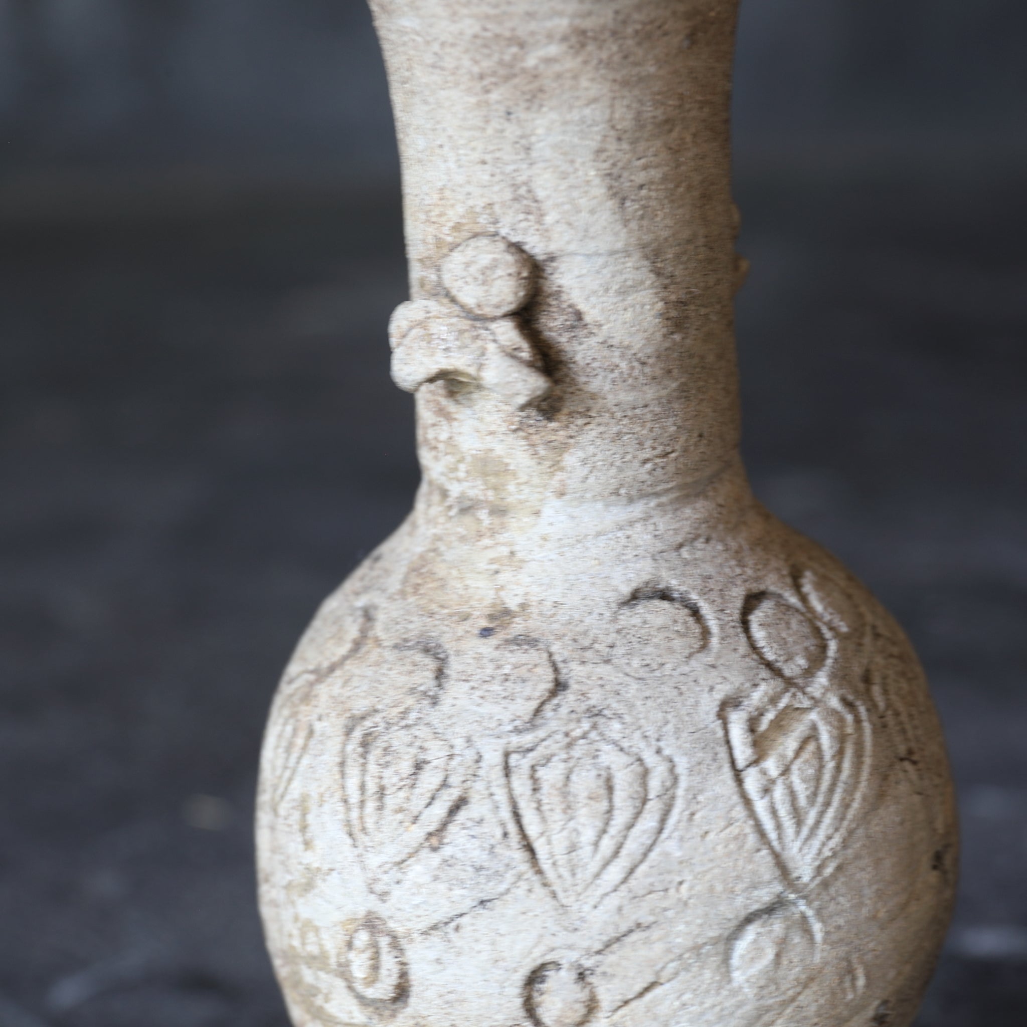JARRÓN PARA ALTAR BUDISTA, Ko-Seto, con diseño floral estampado, Período Kamakura(1185–1333 d. C.)