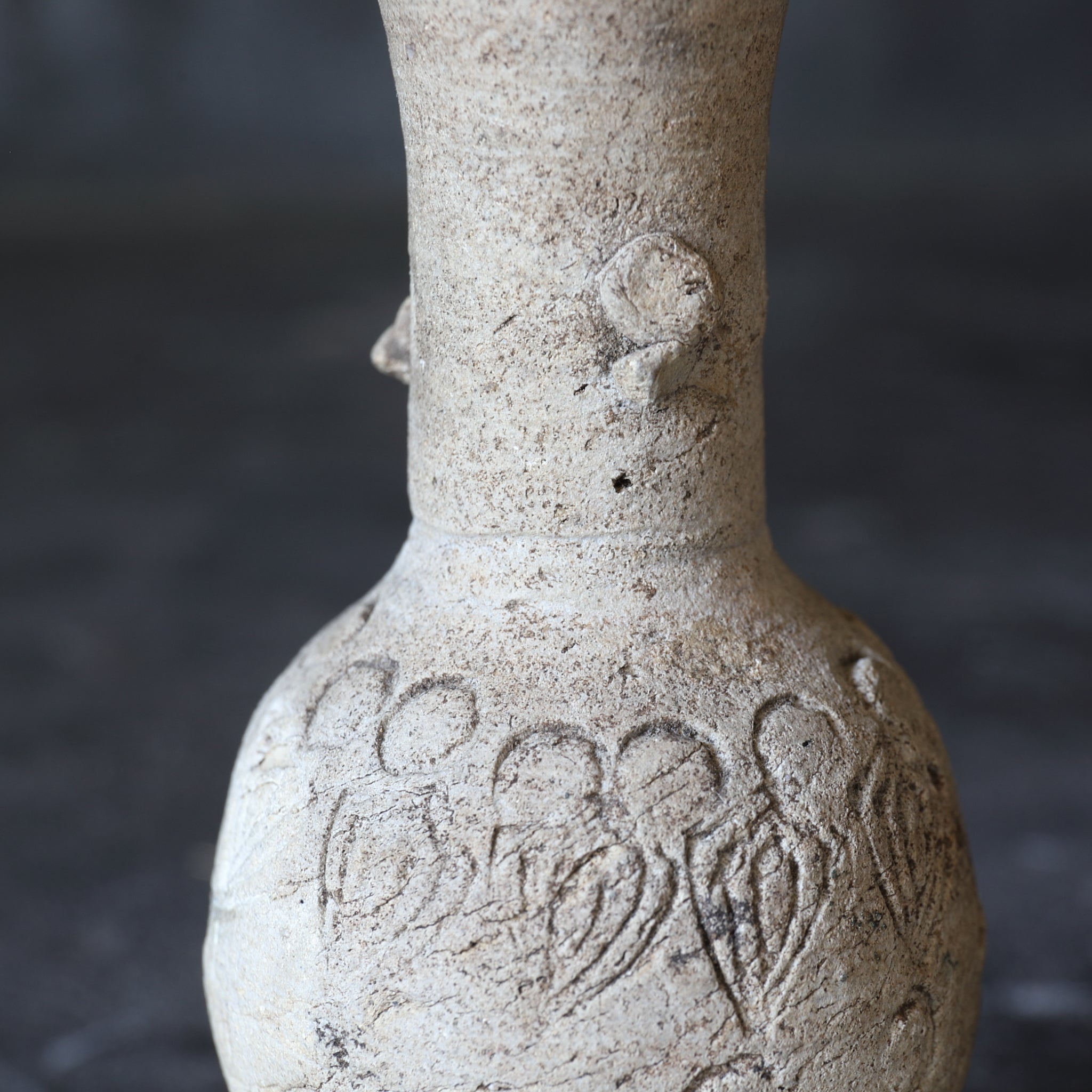 JARRÓN PARA ALTAR BUDISTA, Ko-Seto, con diseño floral estampado, Período Kamakura(1185–1333 d. C.)
