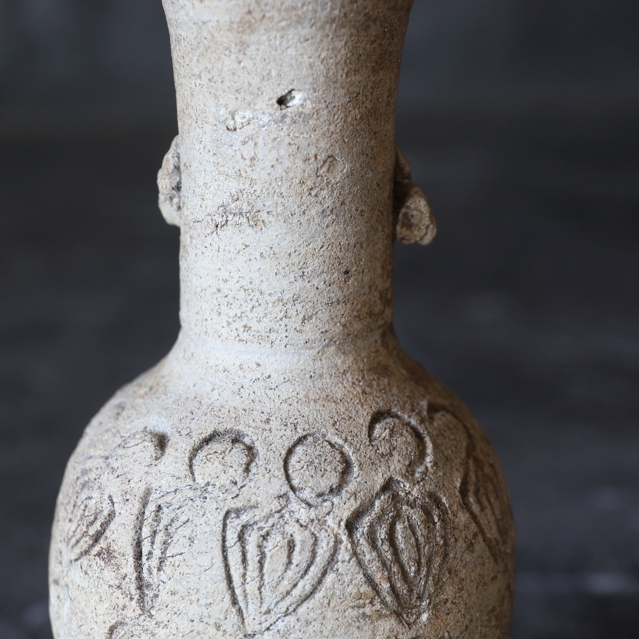 JARRÓN PARA ALTAR BUDISTA, Ko-Seto, con diseño floral estampado, Período Kamakura(1185–1333 d. C.)