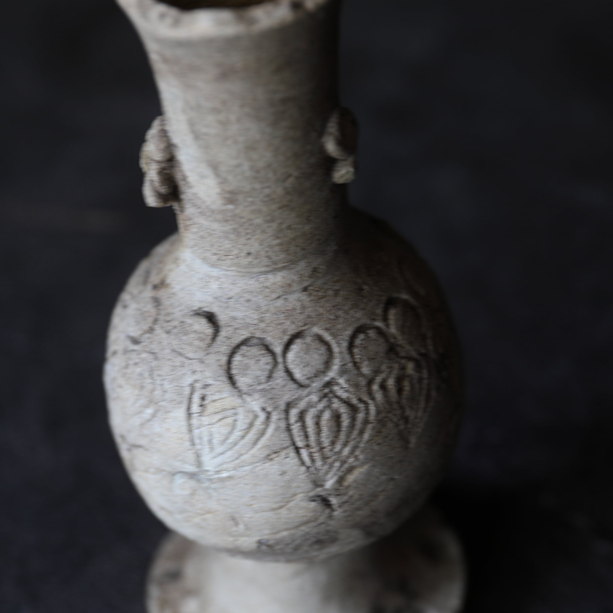 JARRÓN PARA ALTAR BUDISTA, Ko-Seto, con diseño floral estampado, Período Kamakura(1185–1333 d. C.)