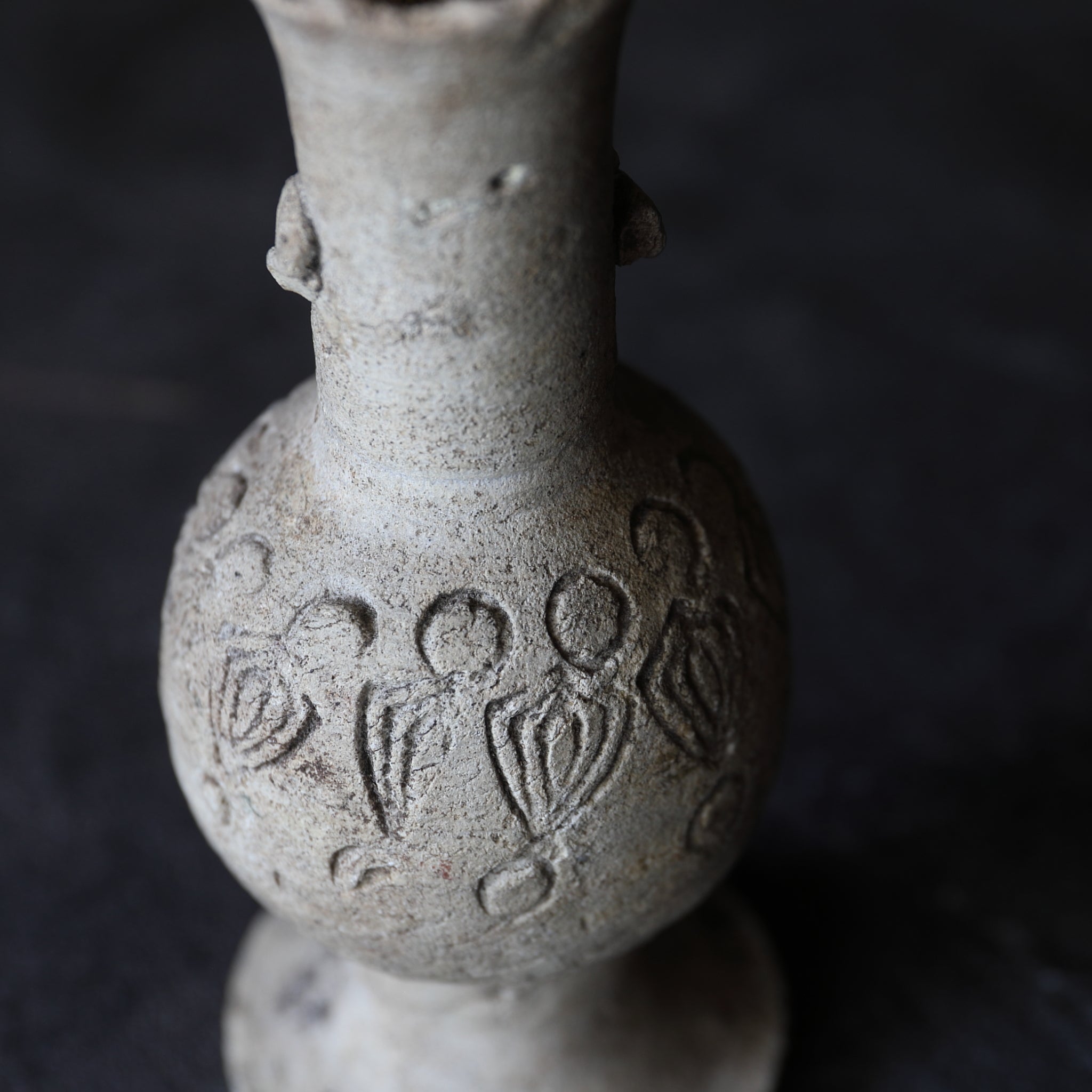 JARRÓN PARA ALTAR BUDISTA, Ko-Seto, con diseño floral estampado, Período Kamakura(1185–1333 d. C.)