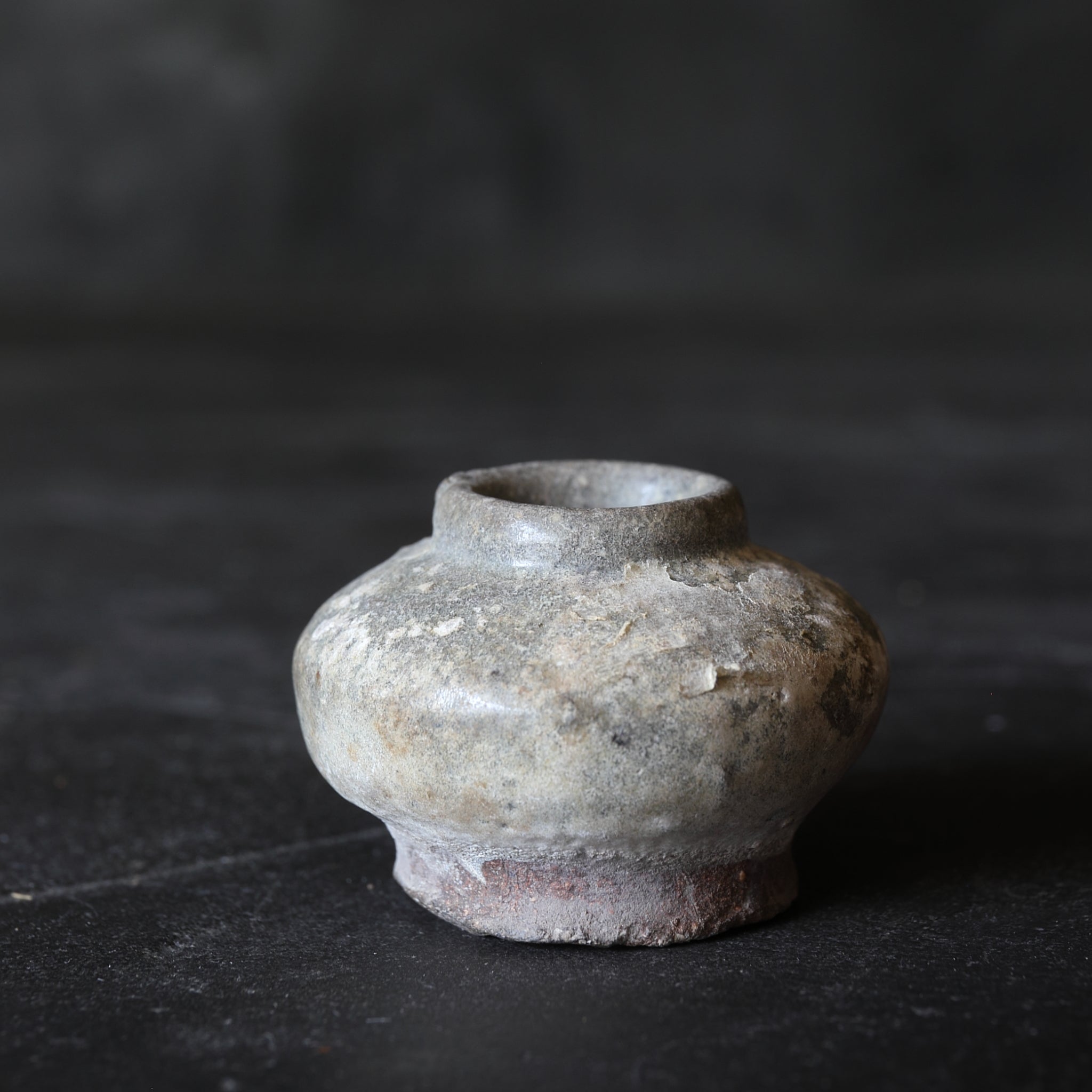 KLEINES GEFÄSS, Sawankhalok-Keramik, ascheglasiert, Mittelalter(12.–16. Jahrhundert)