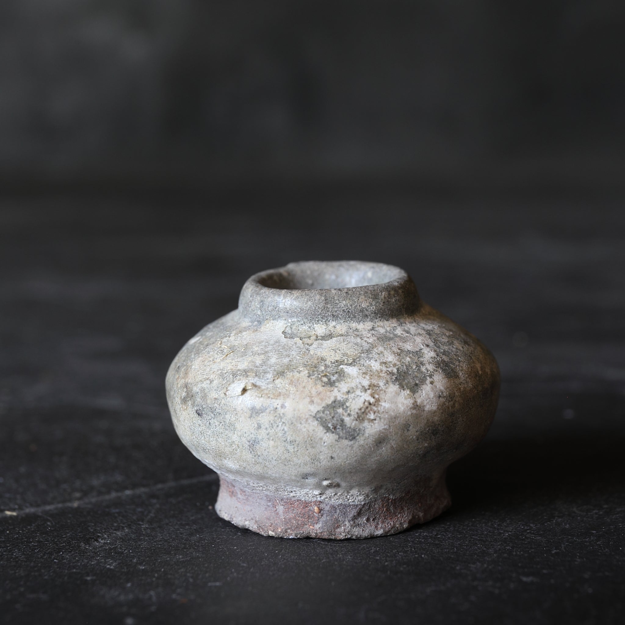 KLEINES GEFÄSS, Sawankhalok-Keramik, ascheglasiert, Mittelalter(12.–16. Jahrhundert)