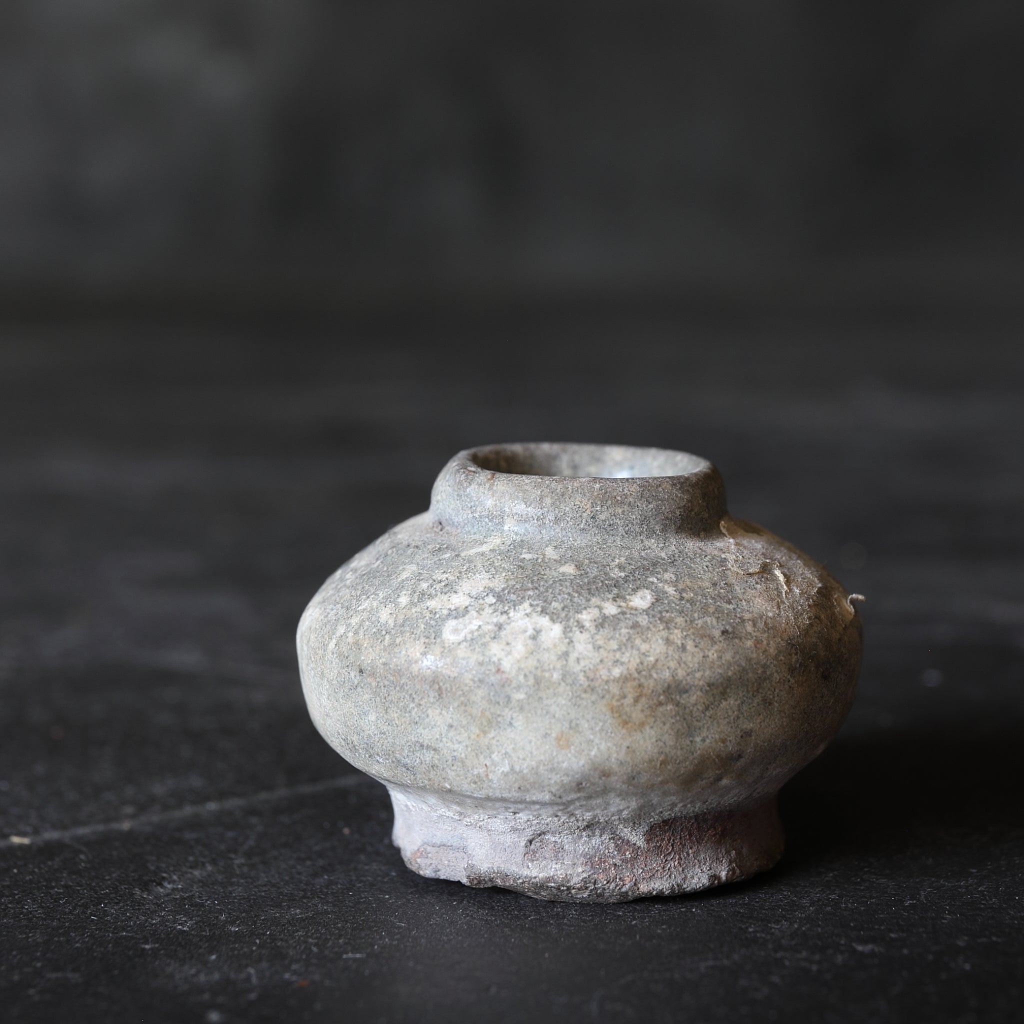 KLEINES GEFÄSS, Sawankhalok-Keramik, ascheglasiert, Mittelalter(12.–16. Jahrhundert)