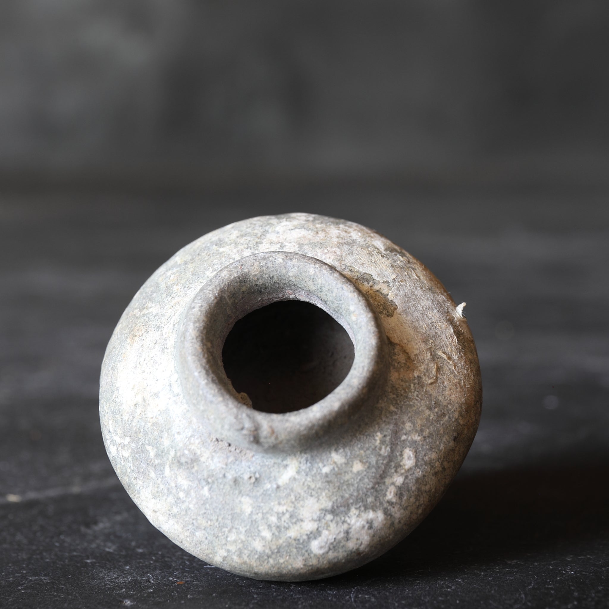 KLEINES GEFÄSS, Sawankhalok-Keramik, ascheglasiert, Mittelalter(12.–16. Jahrhundert)