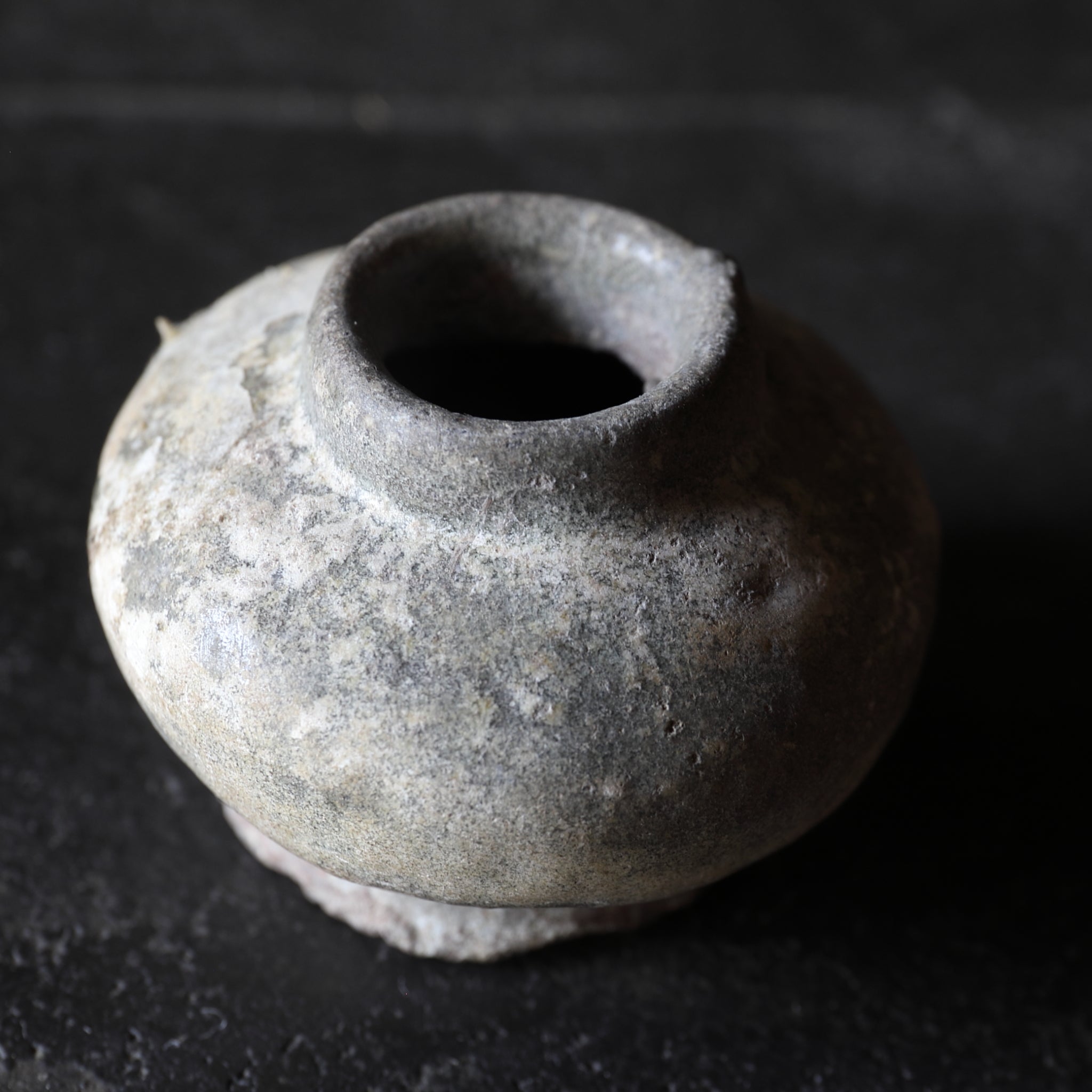 KLEINES GEFÄSS, Sawankhalok-Keramik, ascheglasiert, Mittelalter(12.–16. Jahrhundert)
