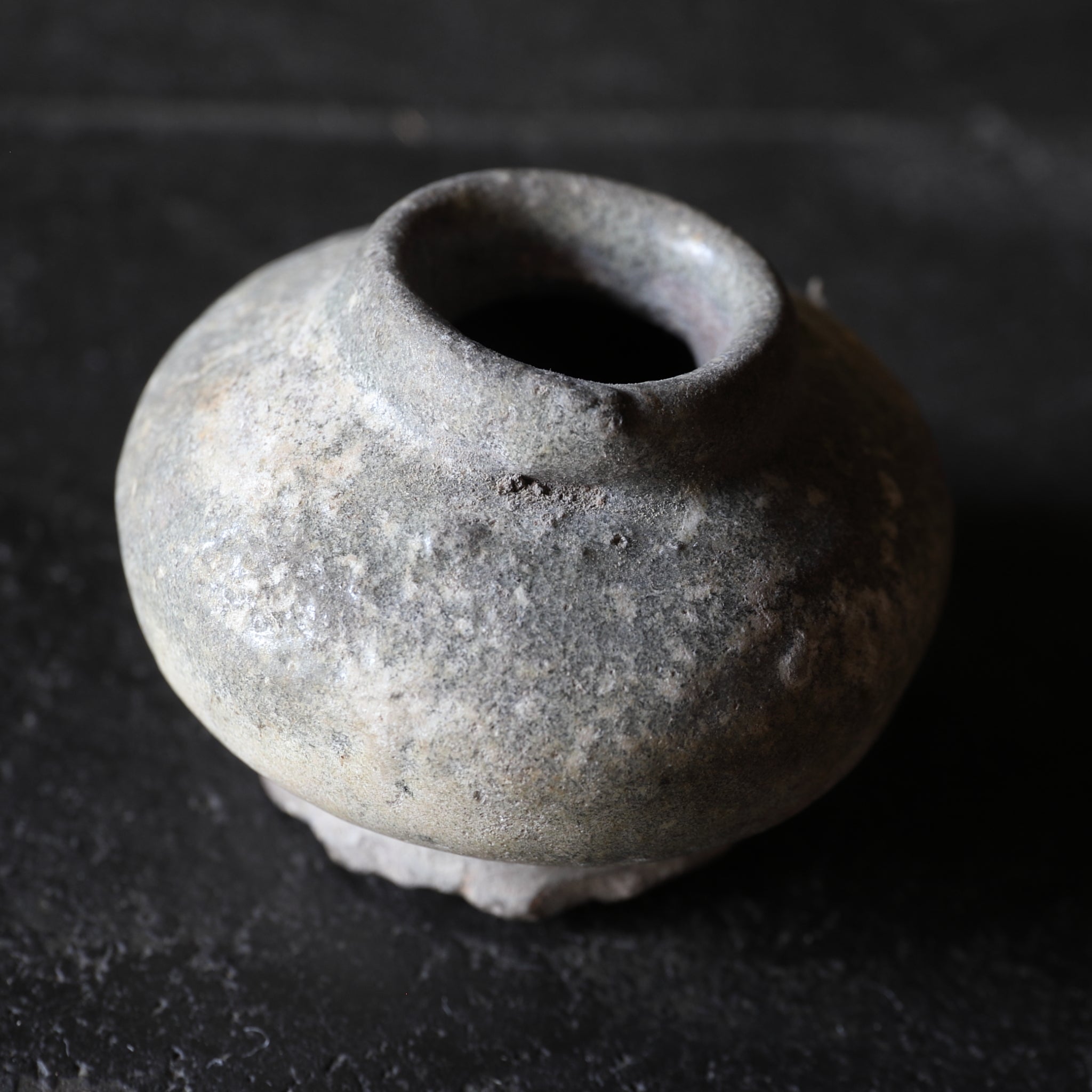 KLEINES GEFÄSS, Sawankhalok-Keramik, ascheglasiert, Mittelalter(12.–16. Jahrhundert)