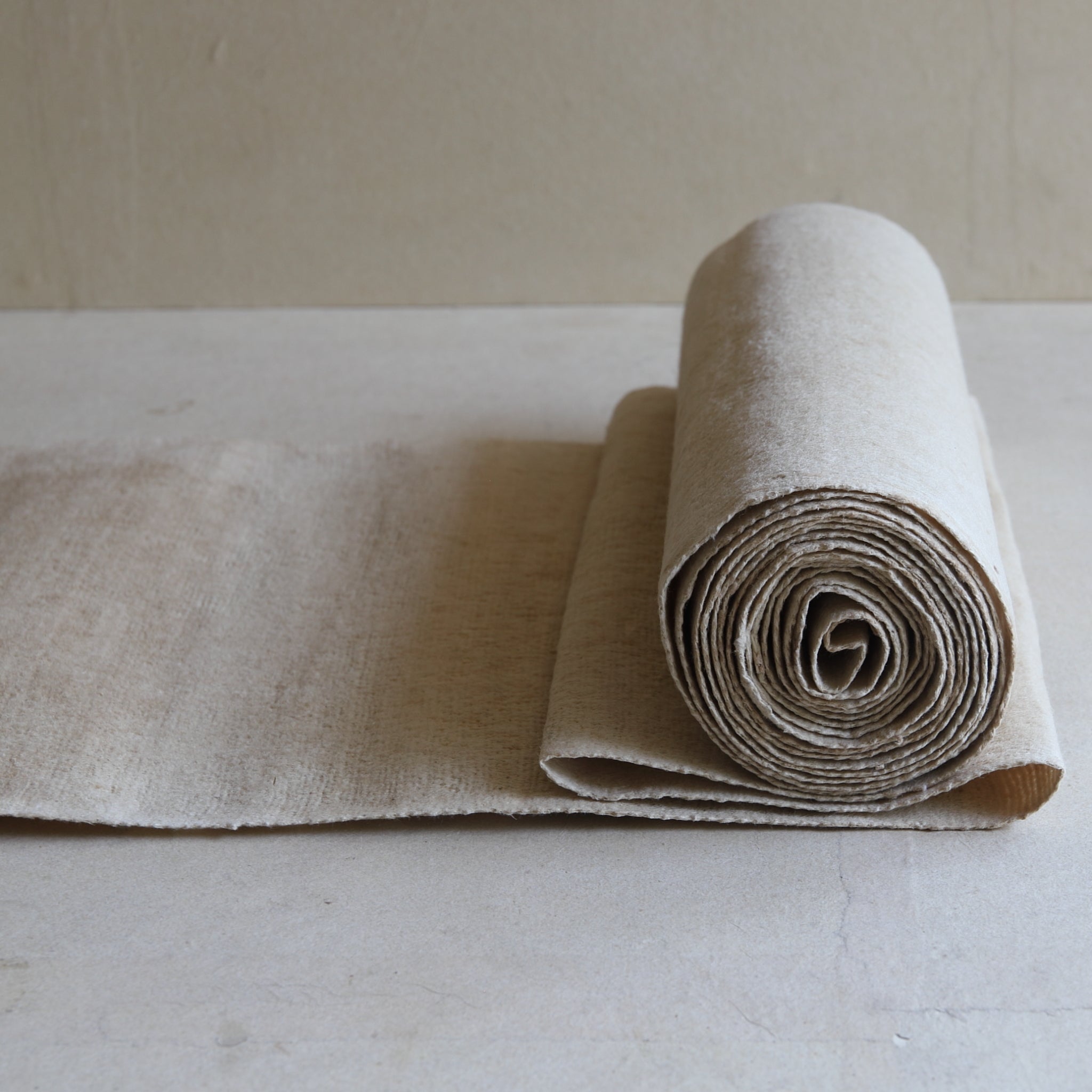 ROLLO DE MANO DE TEXTIL ANTIGUO, Período Taisho(1912–1926 d. C.)