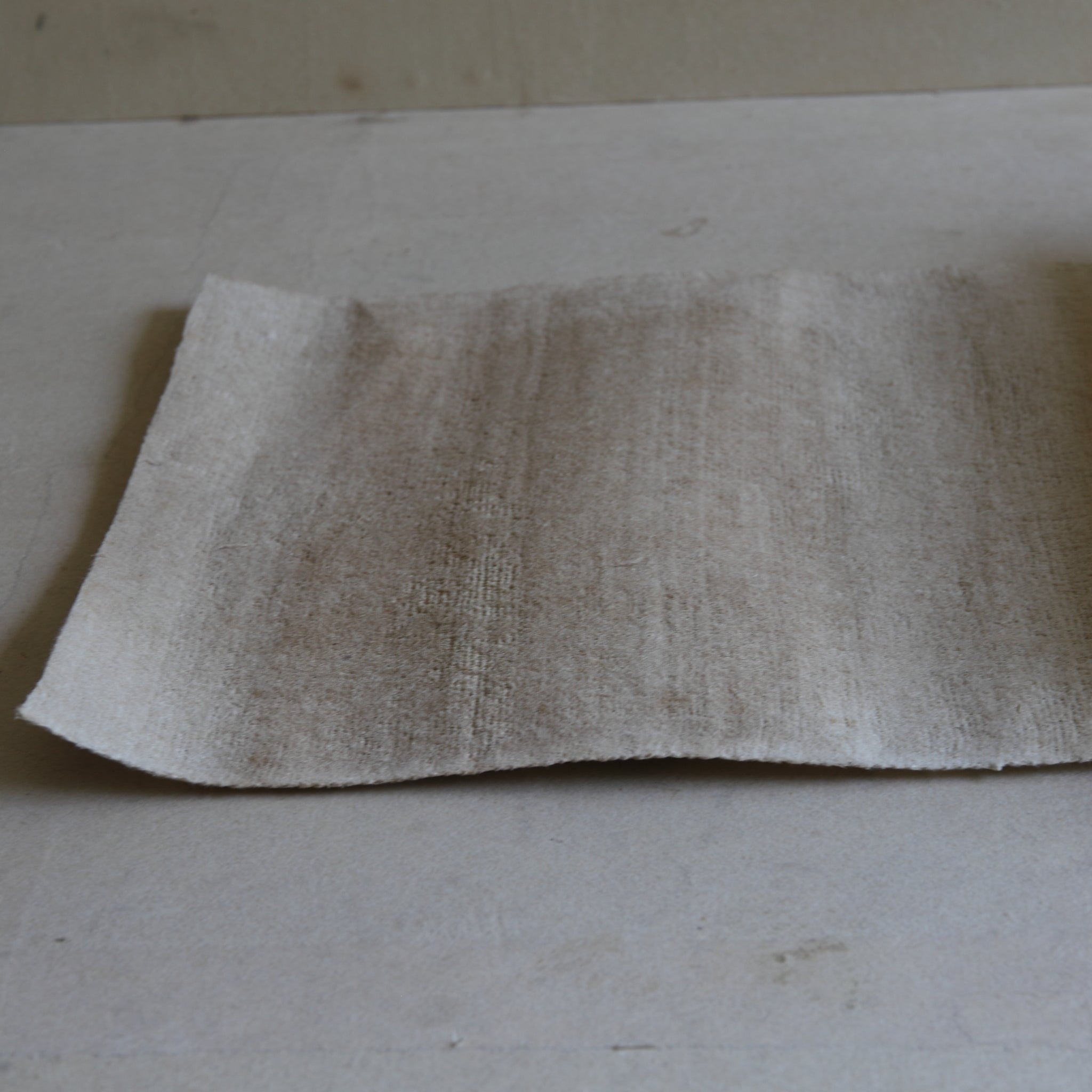 ROLLO DE MANO DE TEXTIL ANTIGUO, Período Taisho(1912–1926 d. C.)
