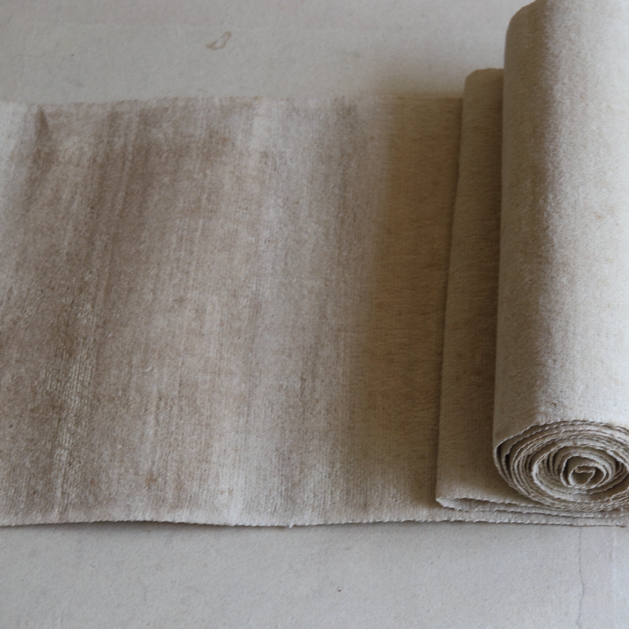 ROLLO DE MANO DE TEXTIL ANTIGUO, Período Taisho(1912–1926 d. C.)