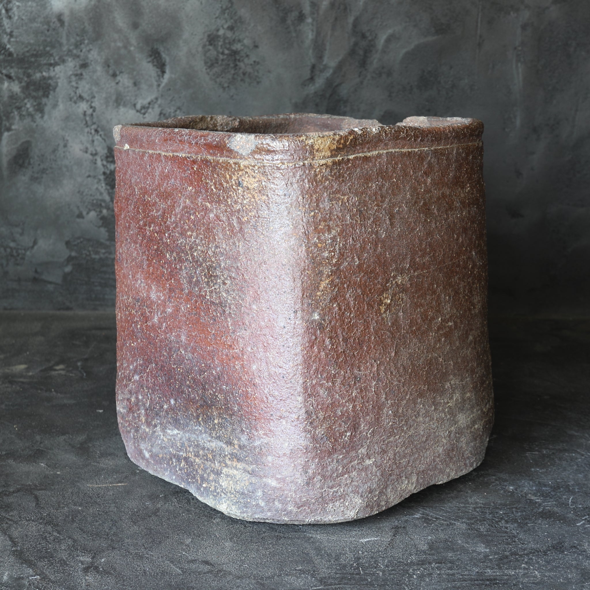 BRASERO DE CARBÓN, Ko-Bizen, en forma de cuadrada, Período Azuchi-Momoyama–Edo(1573–1867 d. C.)