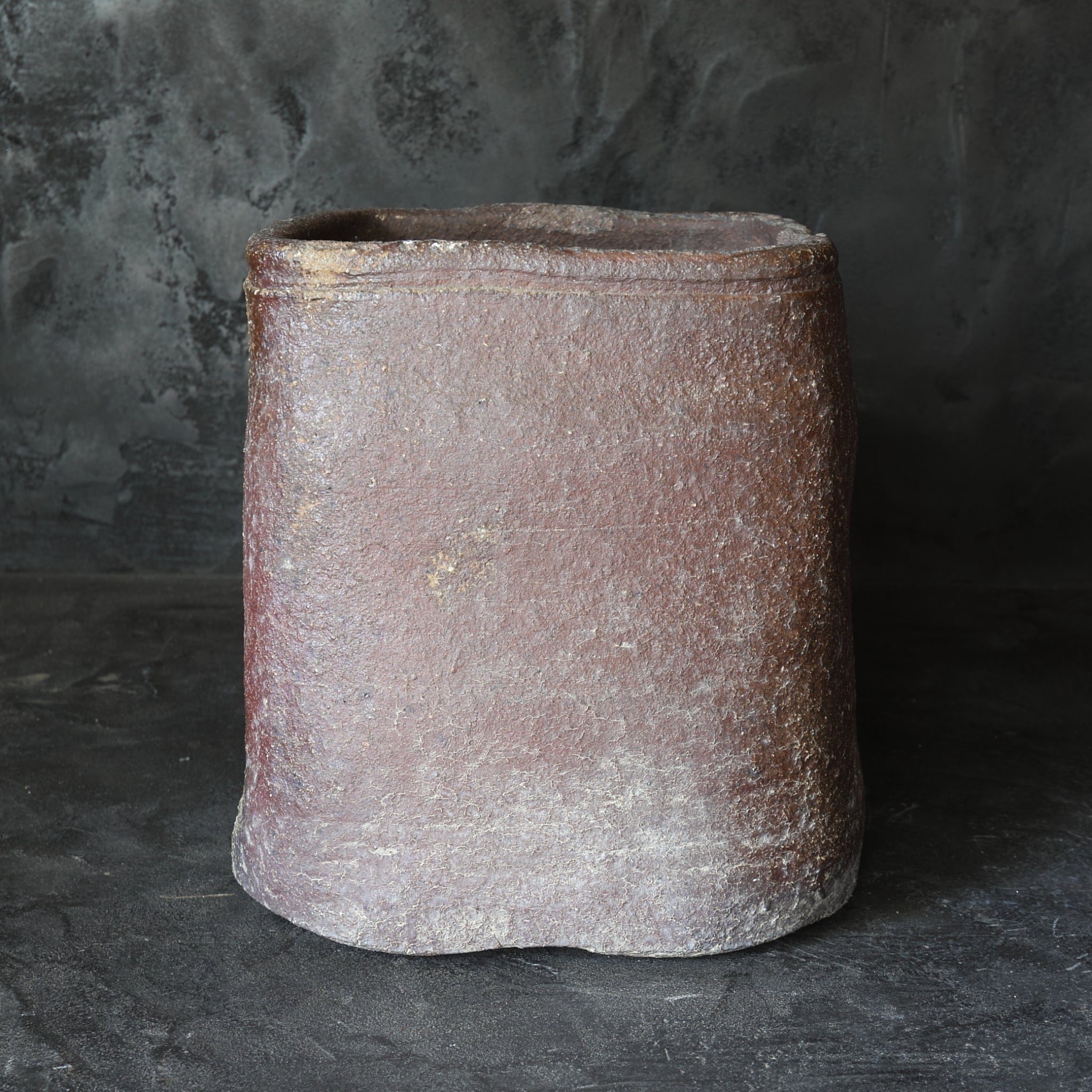 BRASERO DE CARBÓN, Ko-Bizen, en forma de cuadrada, Período Azuchi-Momoyama–Edo(1573–1867 d. C.)