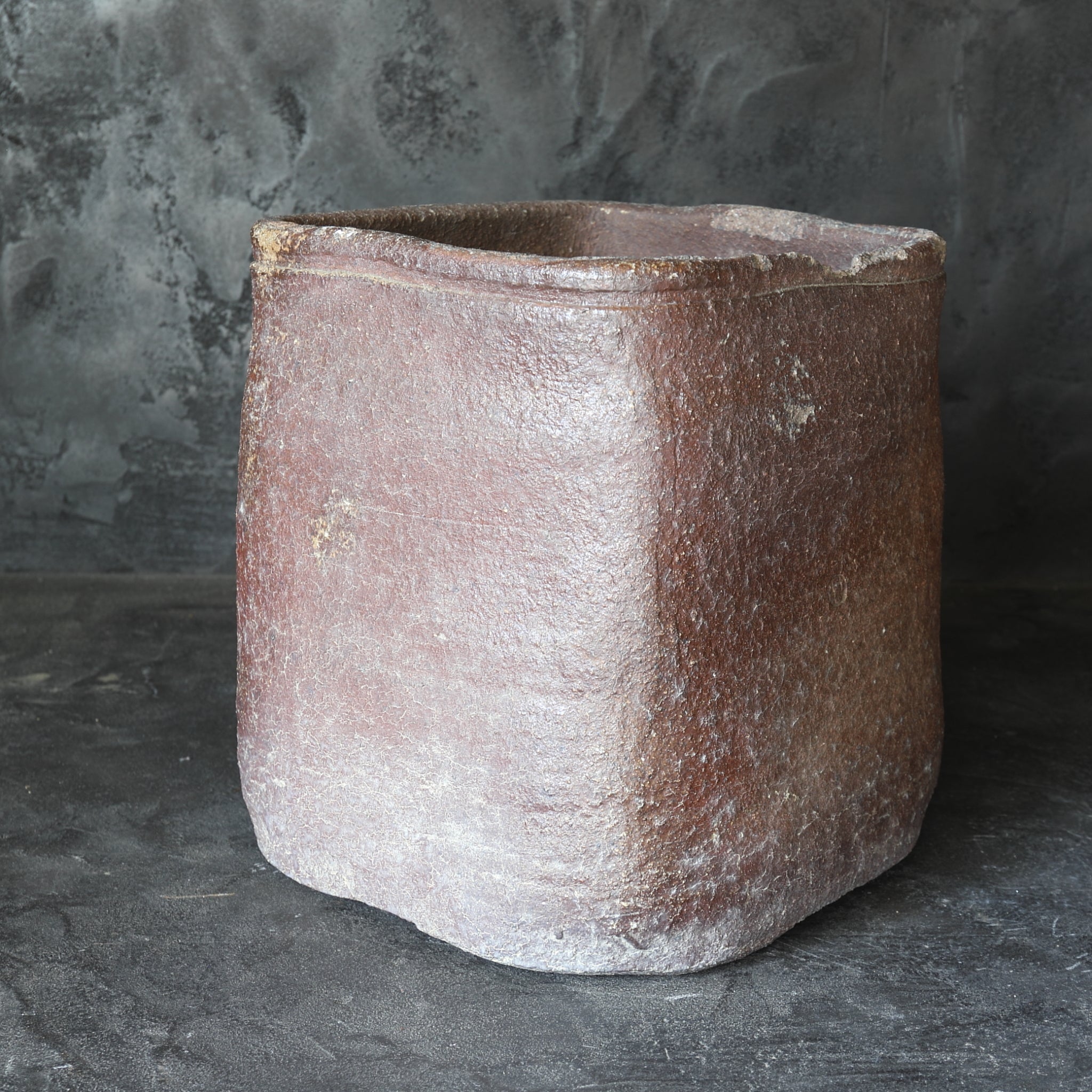 BRASERO DE CARBÓN, Ko-Bizen, en forma de cuadrada, Período Azuchi-Momoyama–Edo(1573–1867 d. C.)