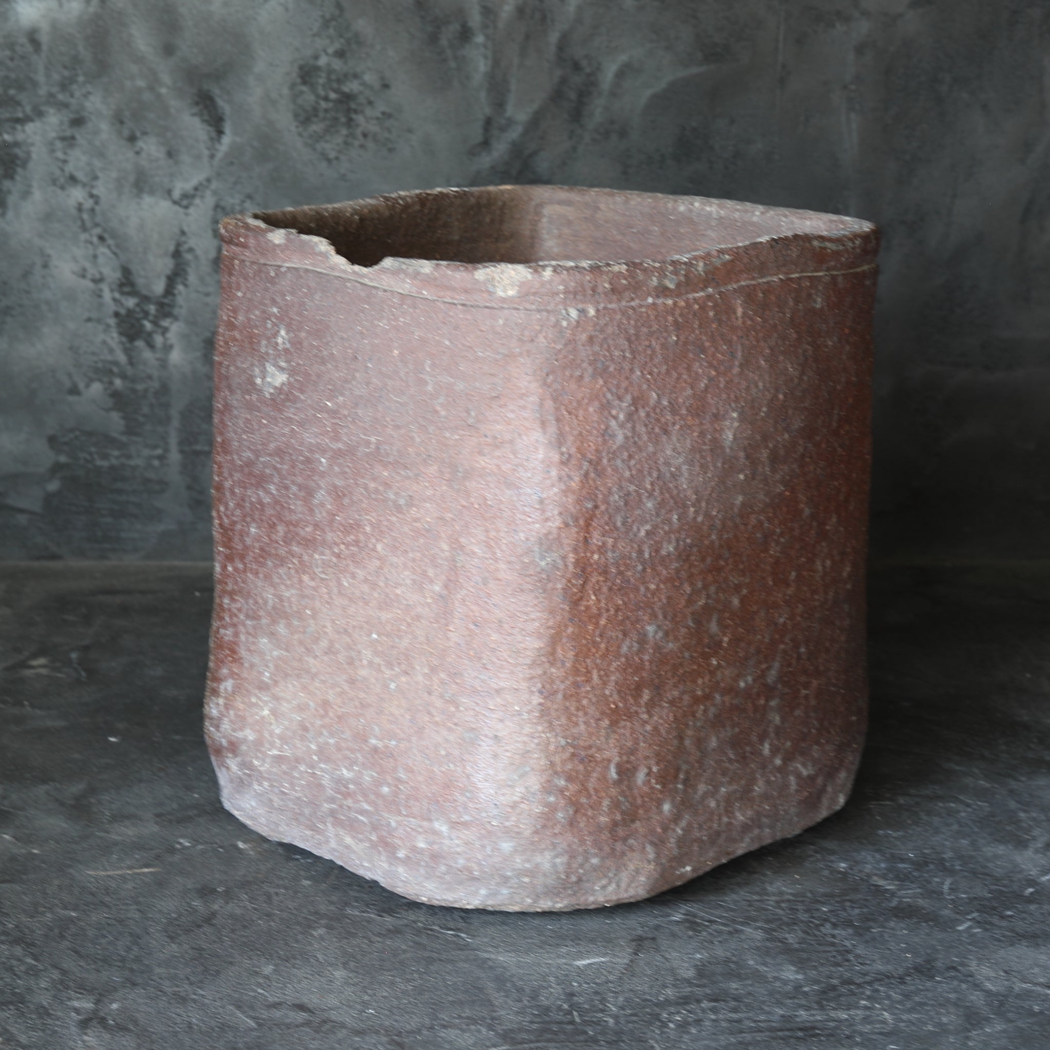 BRASERO DE CARBÓN, Ko-Bizen, en forma de cuadrada, Período Azuchi-Momoyama–Edo(1573–1867 d. C.)