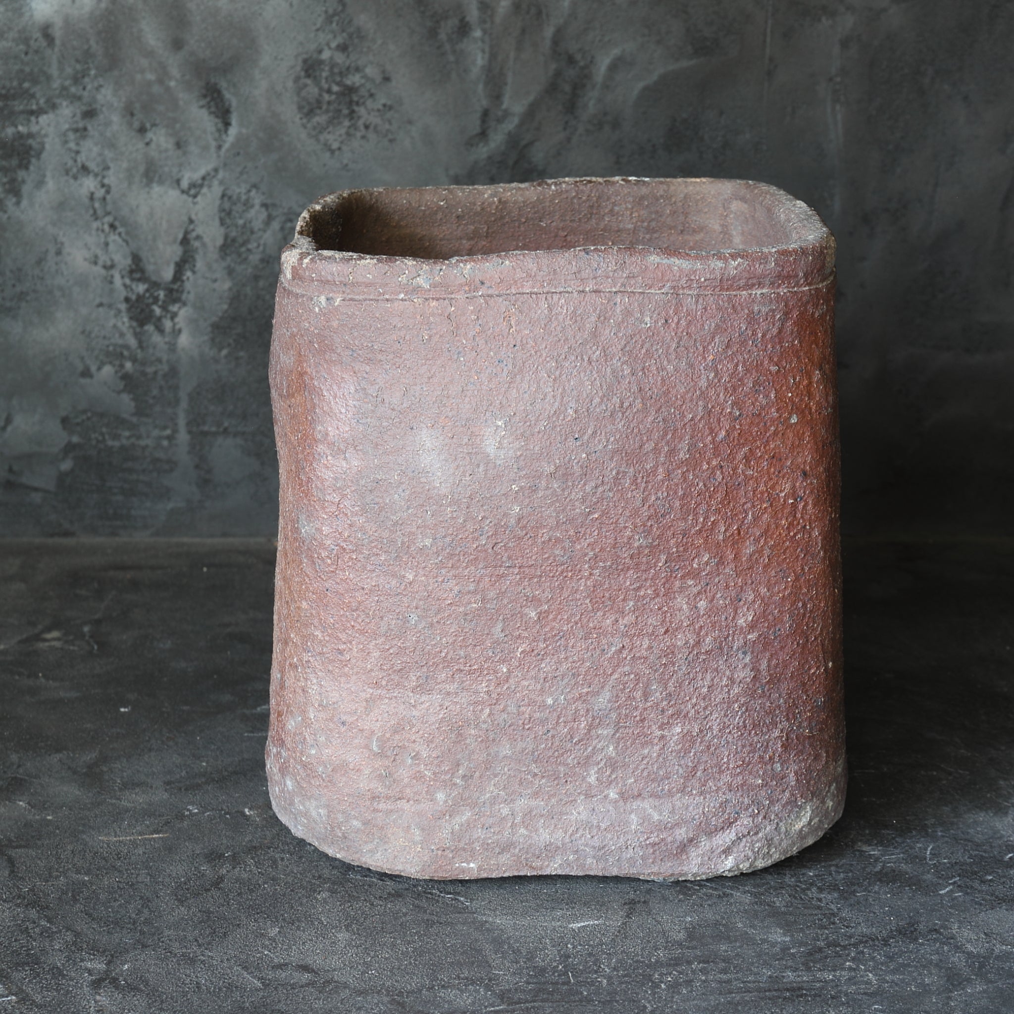 BRASERO DE CARBÓN, Ko-Bizen, en forma de cuadrada, Período Azuchi-Momoyama–Edo(1573–1867 d. C.)