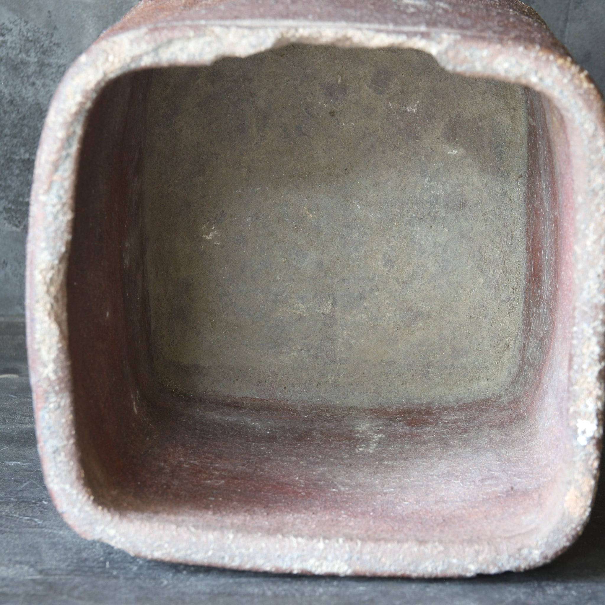 BRASERO DE CARBÓN, Ko-Bizen, en forma de cuadrada, Período Azuchi-Momoyama–Edo(1573–1867 d. C.)