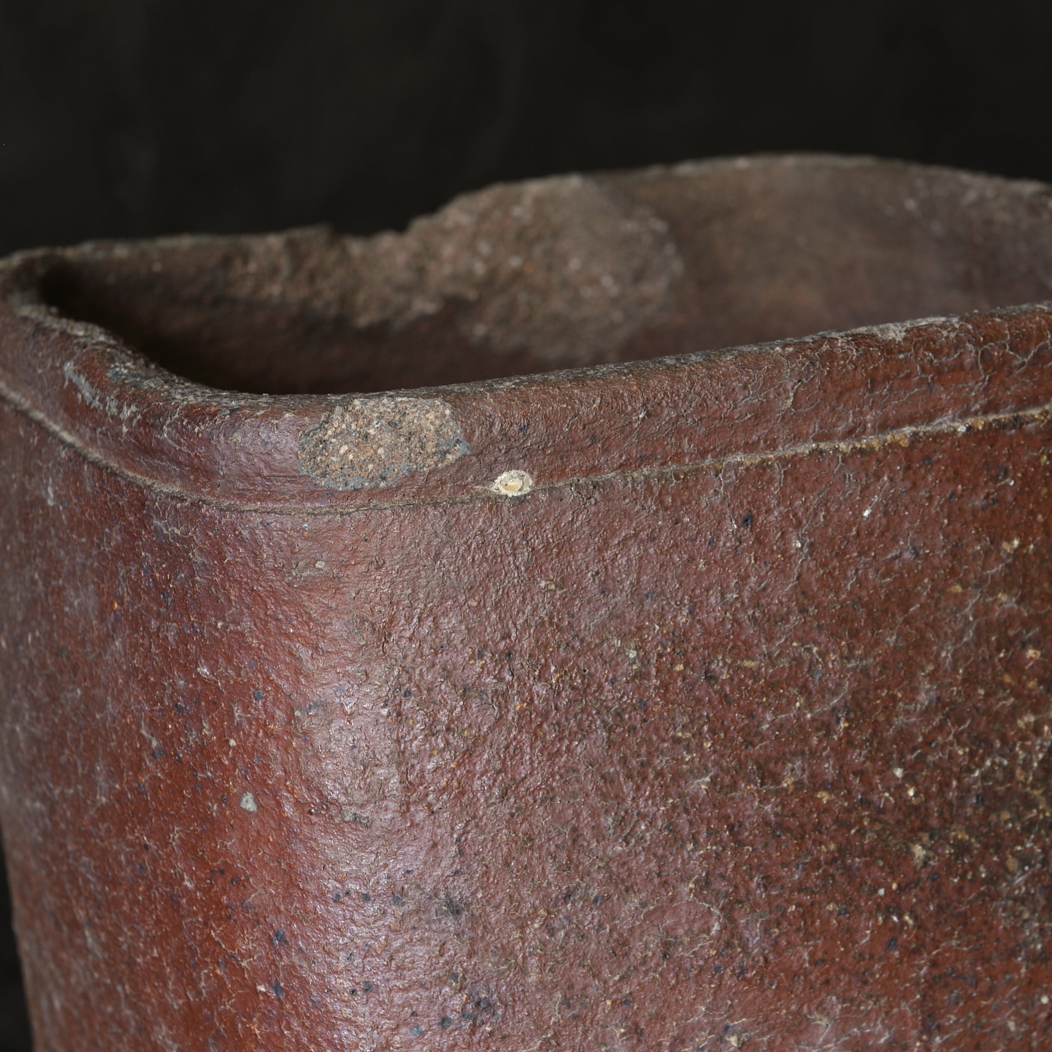 BRASERO DE CARBÓN, Ko-Bizen, en forma de cuadrada, Período Azuchi-Momoyama–Edo(1573–1867 d. C.)