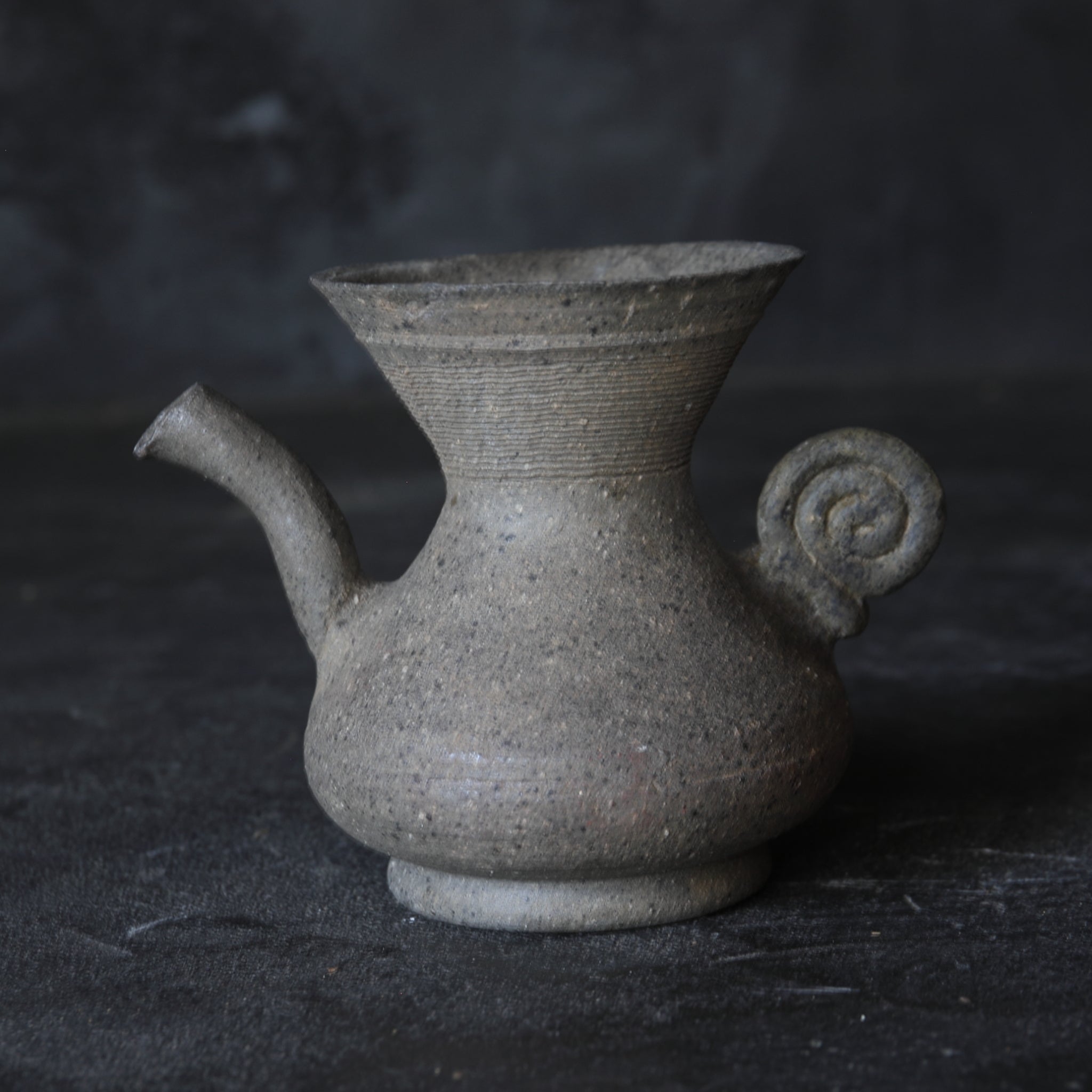 LOZA CON FORMA DE AGUAMANIL CON ASA, Cerámica Silla, Período Silla(668–900 d. C.)