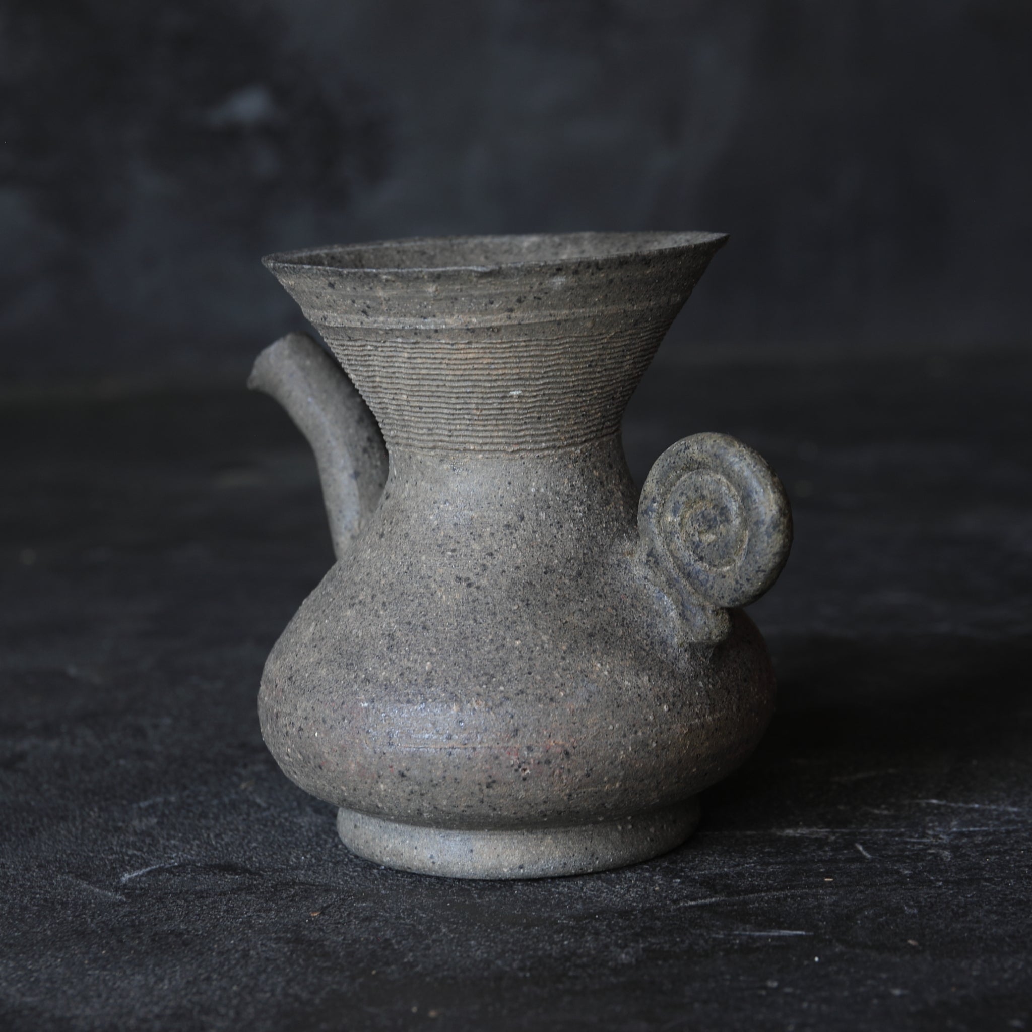 LOZA CON FORMA DE AGUAMANIL CON ASA, Cerámica Silla, Período Silla(668–900 d. C.)