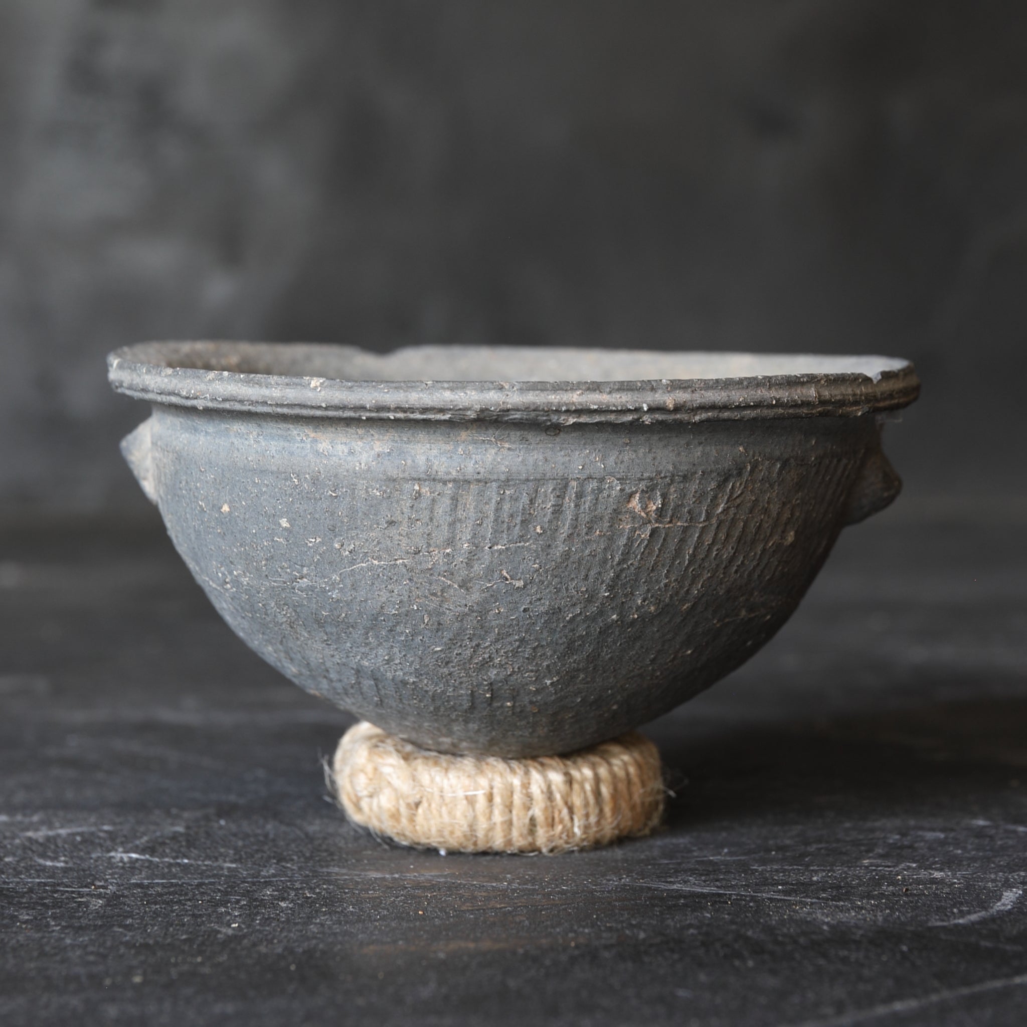 CUENCO CON DOS ASAS, Cerámica Sue, con base anular, Período Nara(710–794 d. C.)