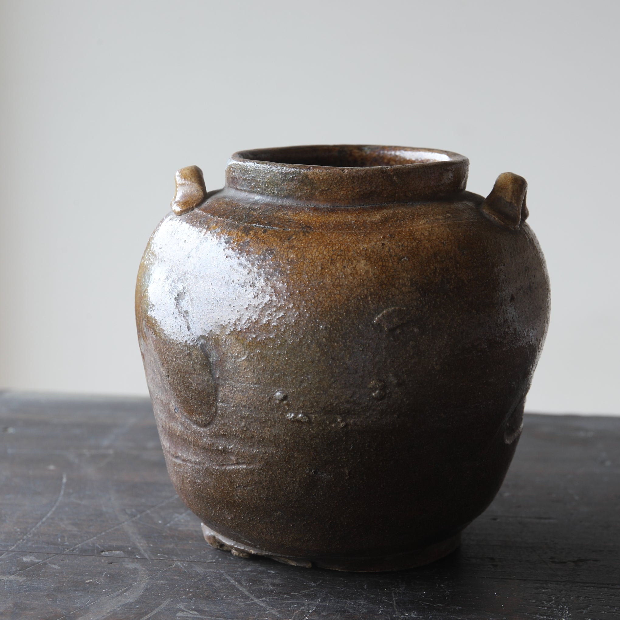 HÄNGE-BLUMENVASE, Ko-Seto, eisenglasiert mit henkeln, Edo-Zeit(1603–1867 n. Chr.)